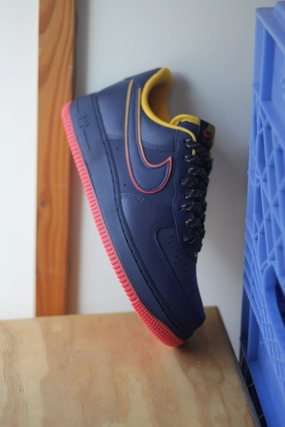 AIR FORCE 1 '07 LV8 MIDNIGHT NAVY/BLUE VOID-LT CRIMSON