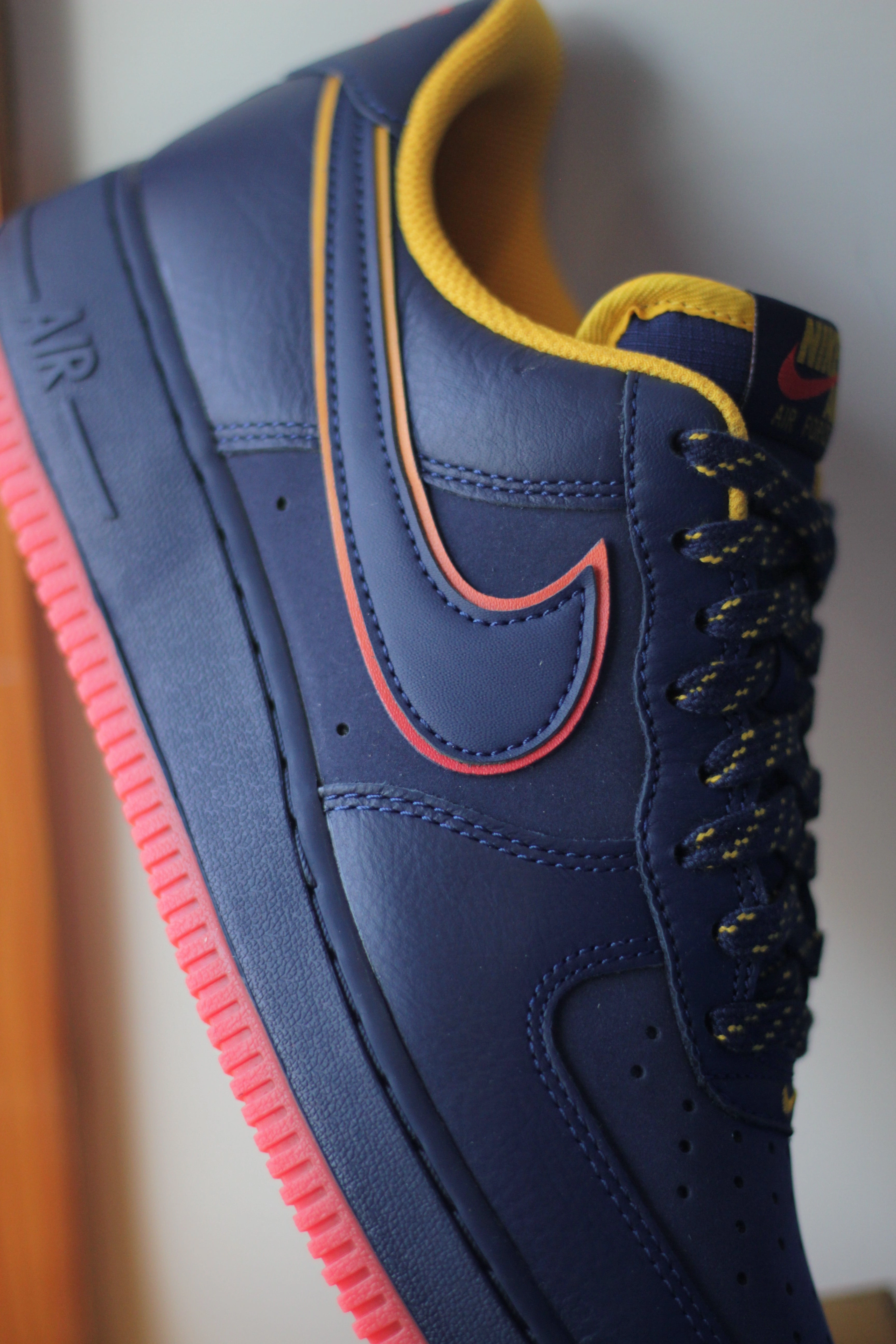 AIR FORCE 1 '07 LV8 MIDNIGHT NAVY/BLUE VOID-LT CRIMSON