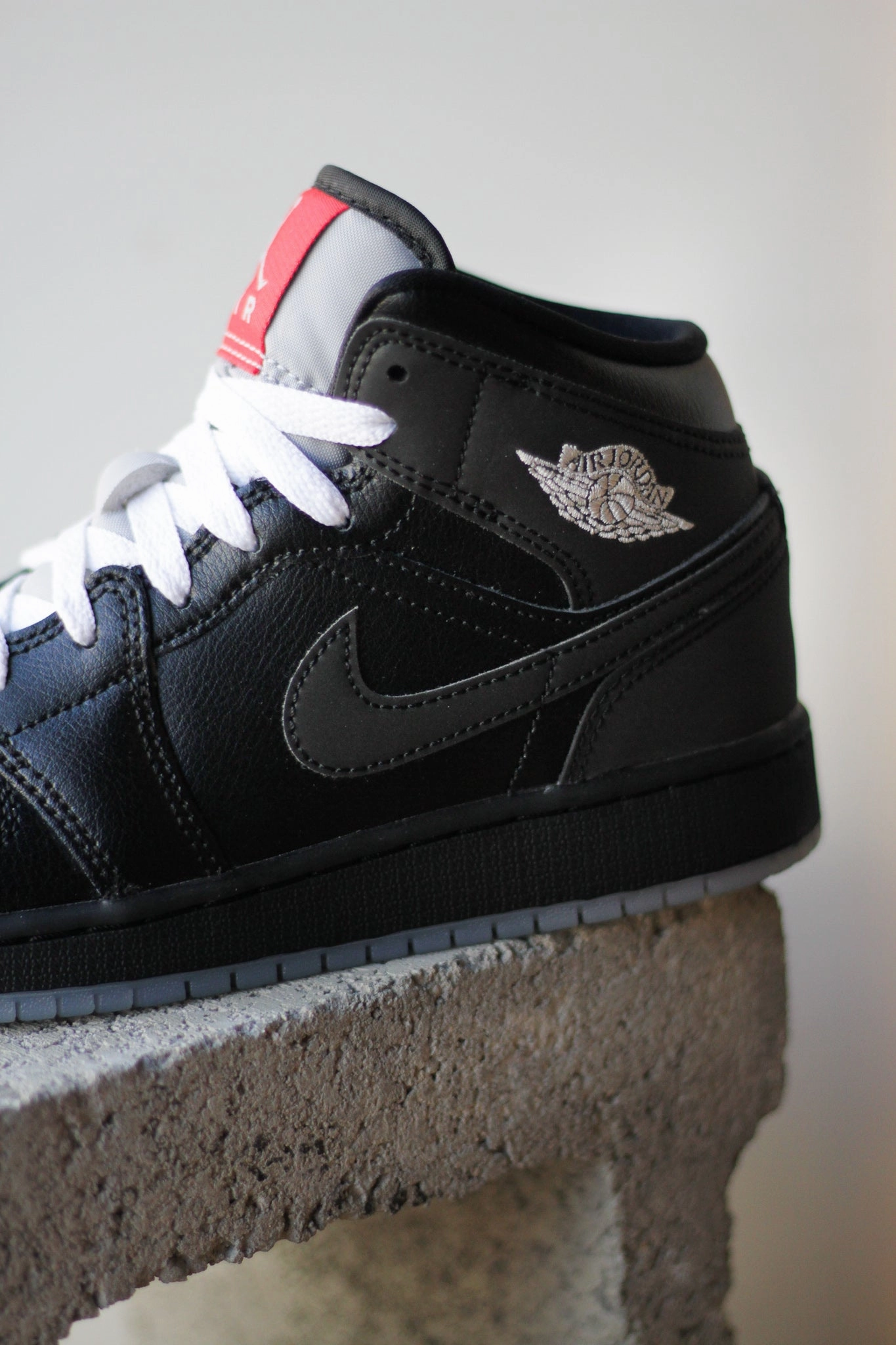 AIR JORDAN 1 MID (GS) BLACK/BLACK-WHITE-WOLF GREY
