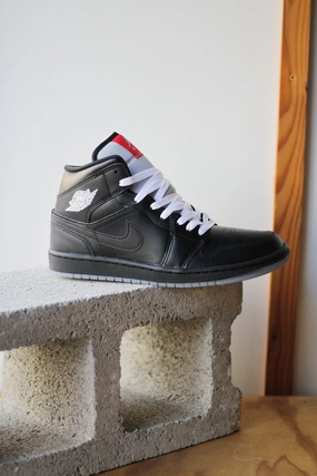 AIR JORDAN 1 MID SE BLACK/BLACK-WHITE-WOLF GREY