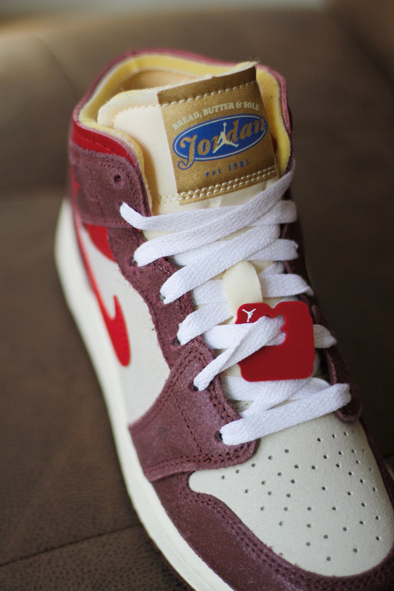 AIR JORDAN 1 MID SE (GS) COCONUT MILK/VARSITY RED-DARK PONY