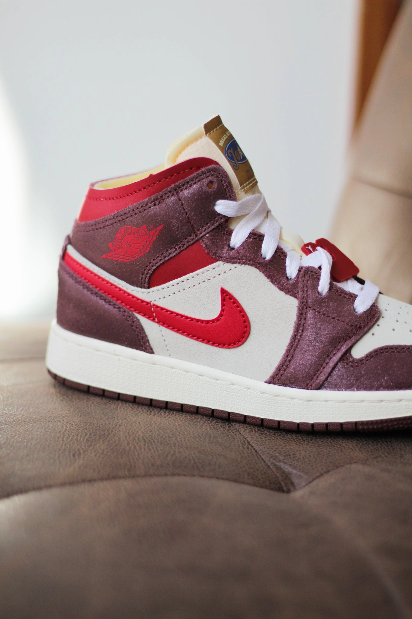 AIR JORDAN 1 MID SE (GS) COCONUT MILK/VARSITY RED-DARK PONY