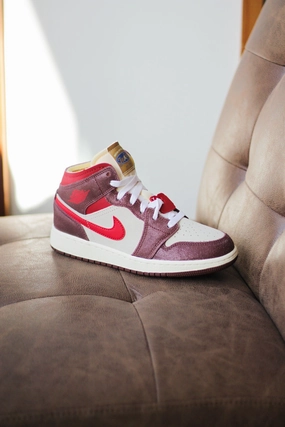AIR JORDAN 1 MID SE (GS) COCONUT MILK/VARSITY RED-DARK PONY