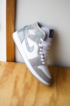 AIR JORDAN 1 MID SE WHITE/COOL GREY-MEDIUM GREY