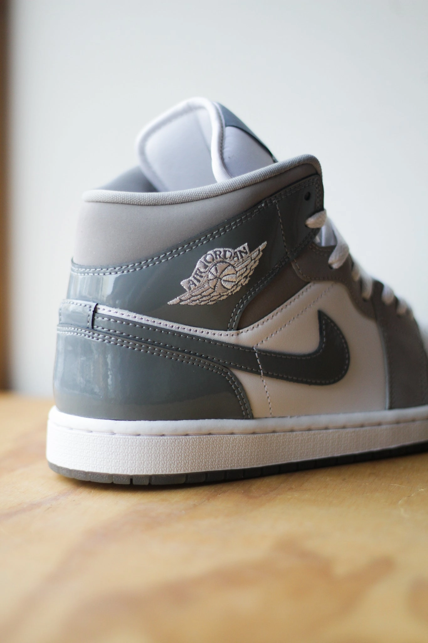 AIR JORDAN 1 MID SE WHITE/COOL GREY-MEDIUM GREY