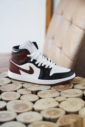 AIR JORDAN 1 MID SE WHITE/DARK PONY-BLACK