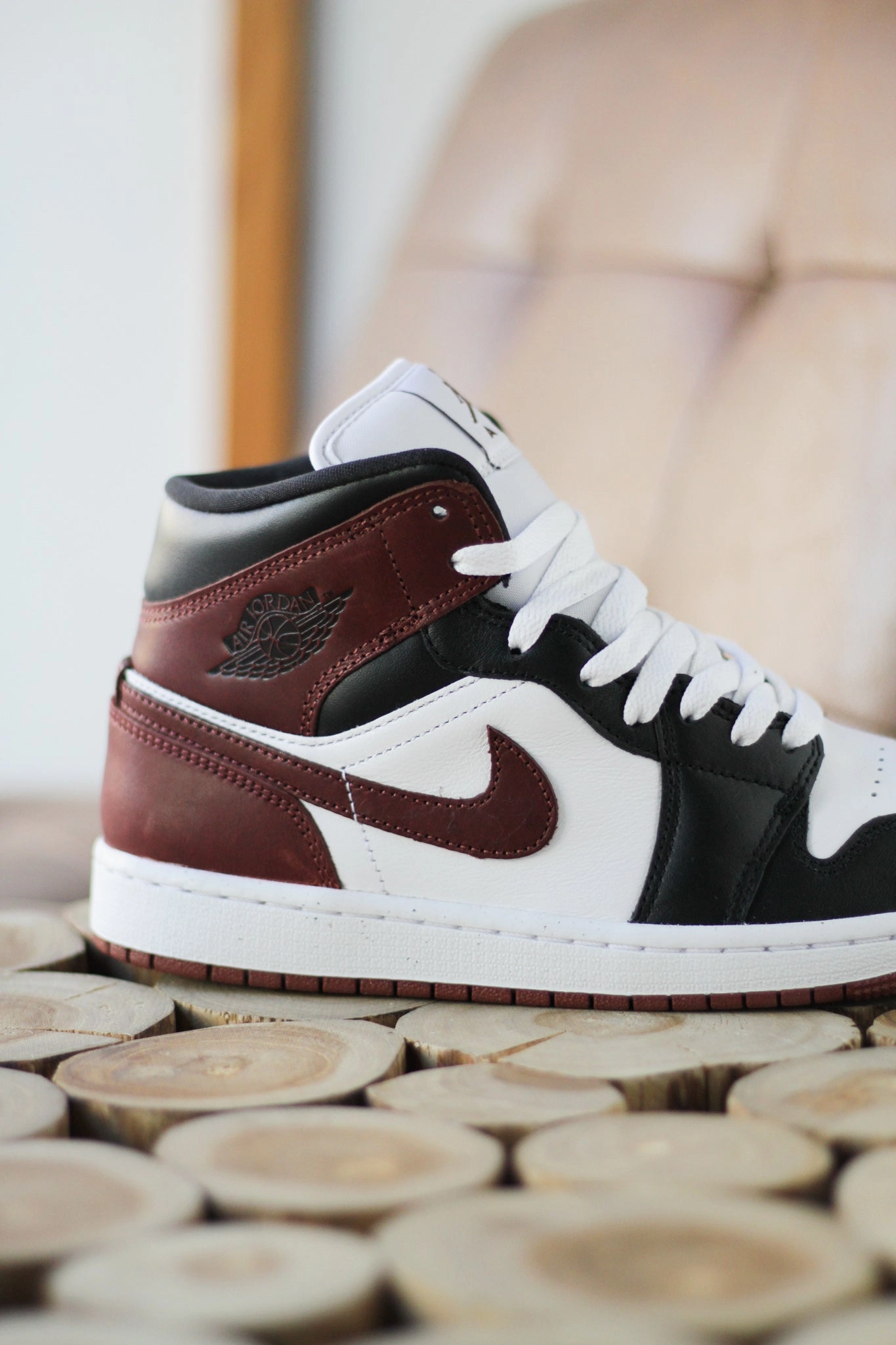 AIR JORDAN 1 MID SE WHITE/DARK PONY-BLACK