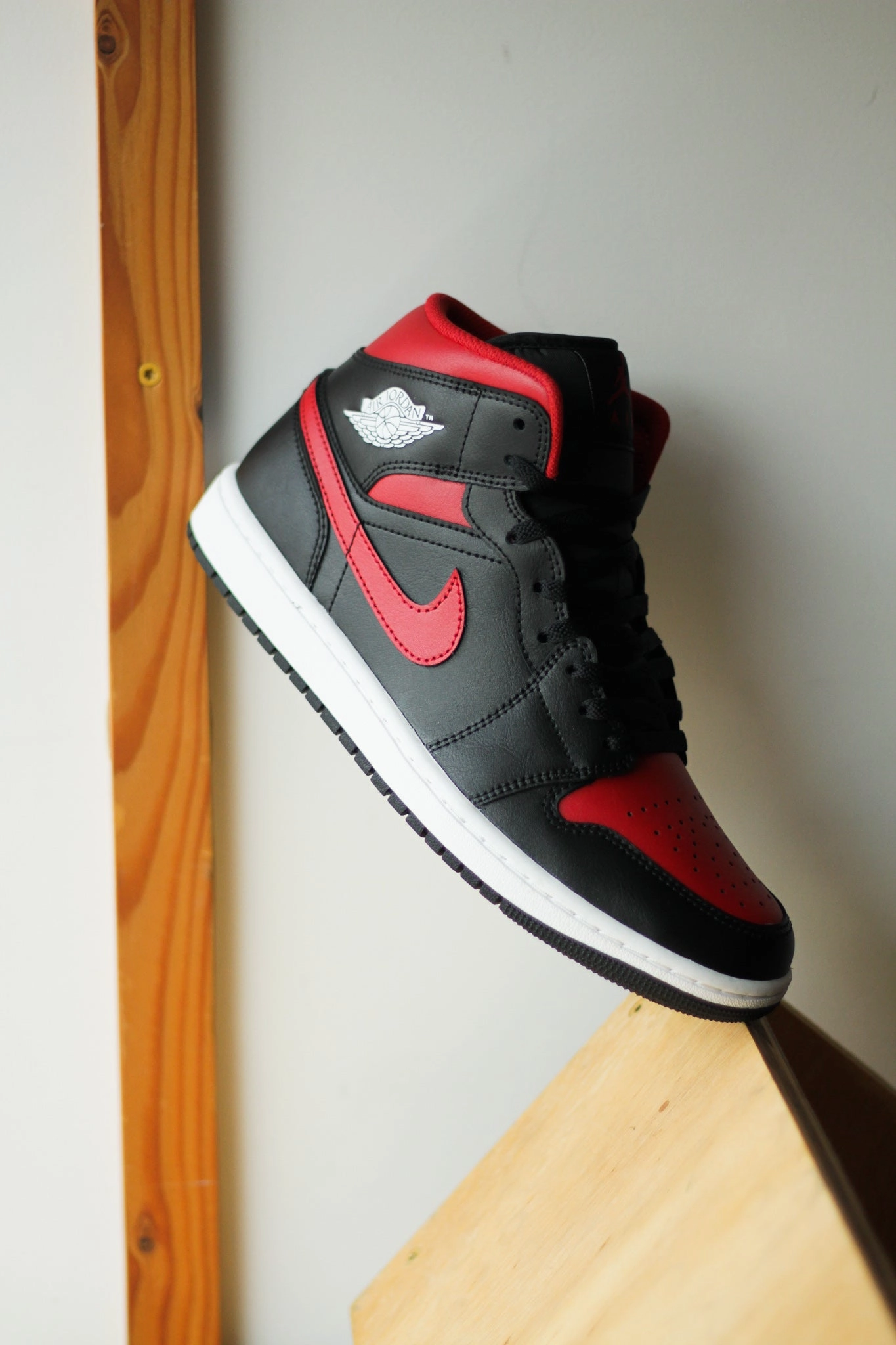 AIR JORDAN 1 MID VARSITY RED