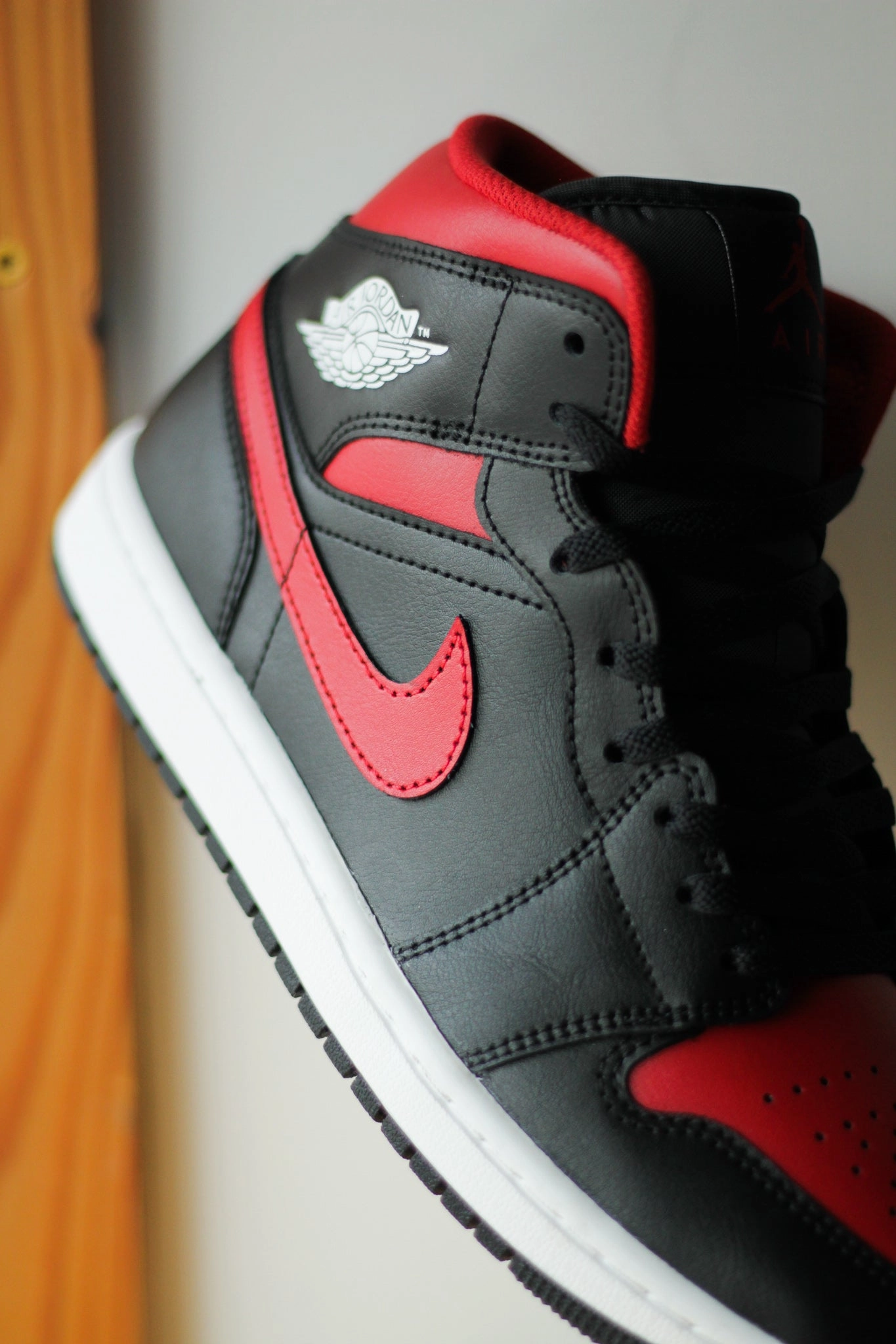 AIR JORDAN 1 MID VARSITY RED