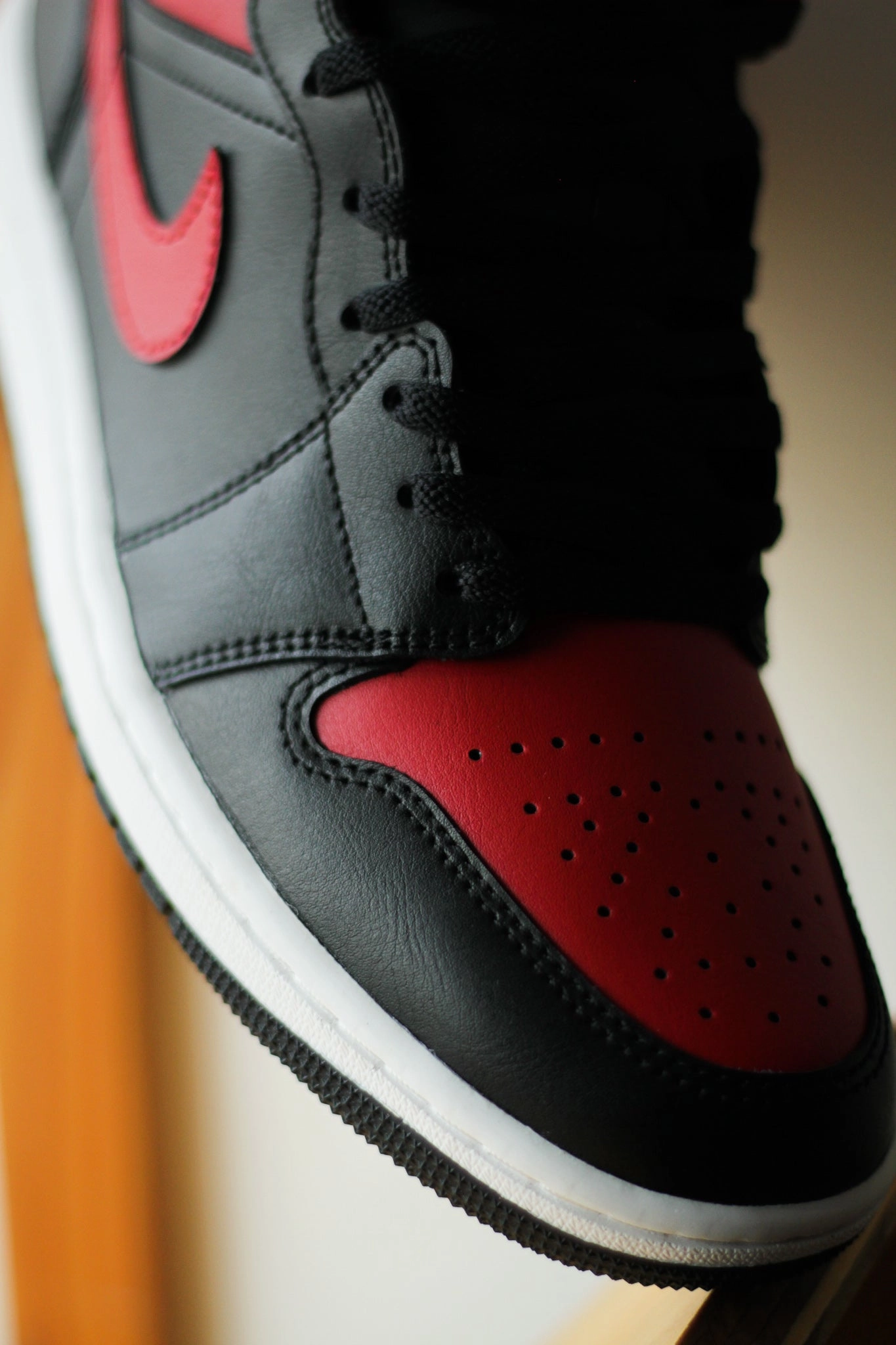 AIR JORDAN 1 MID VARSITY RED