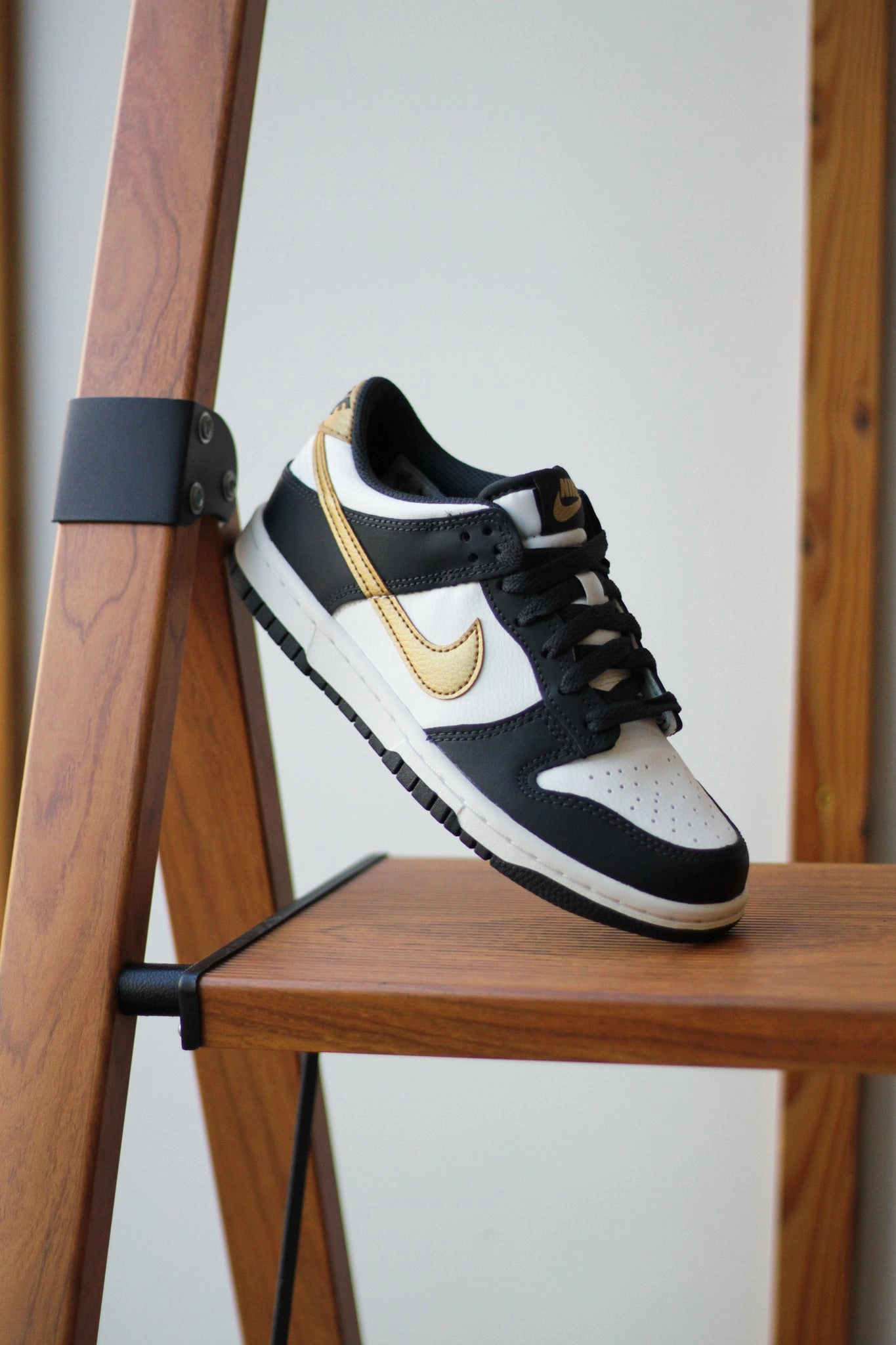 DUNK LOW (GS) SUMMIT WHITE/METALLIC GOLD