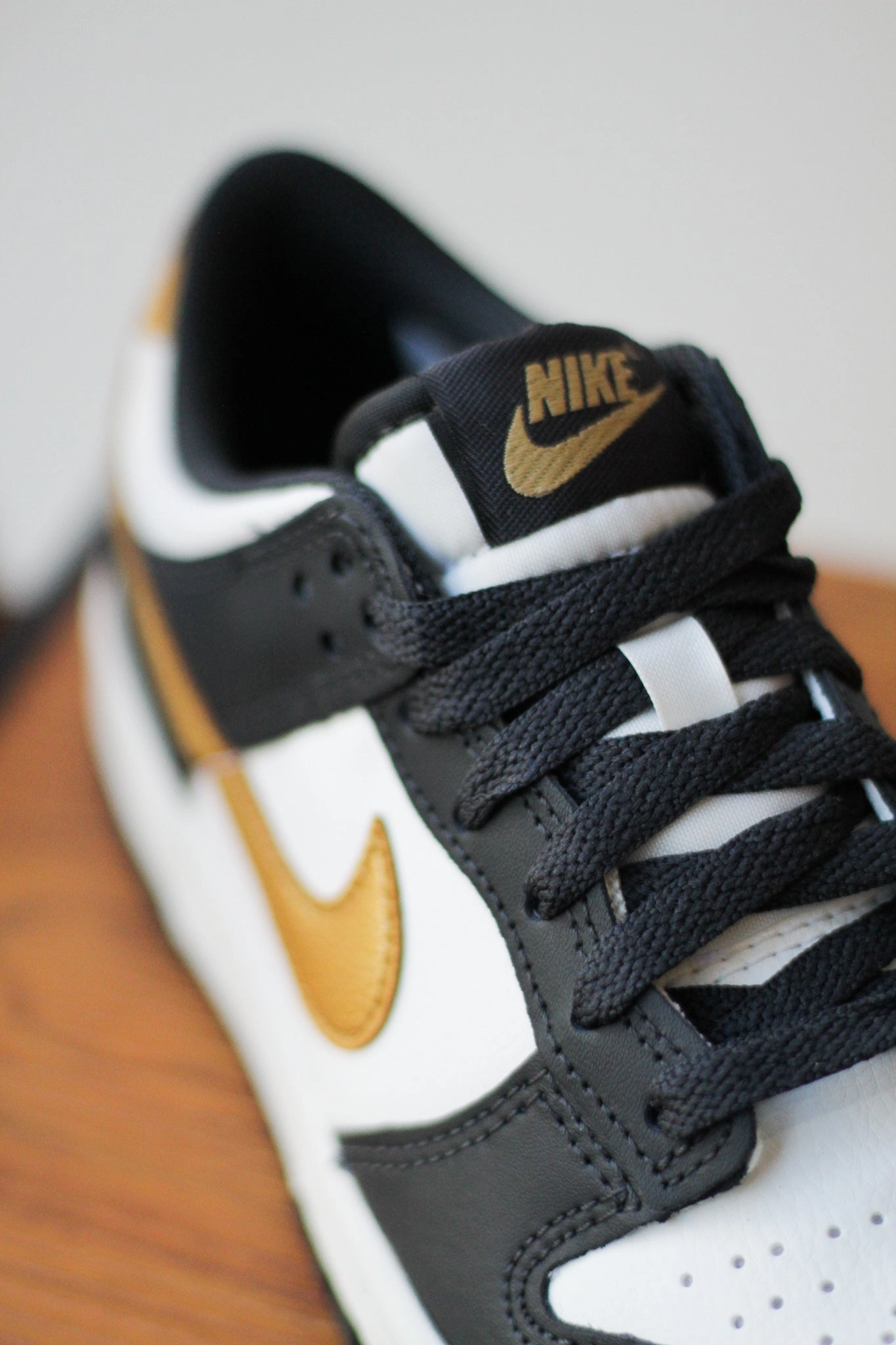 DUNK LOW (GS) SUMMIT WHITE/METALLIC GOLD