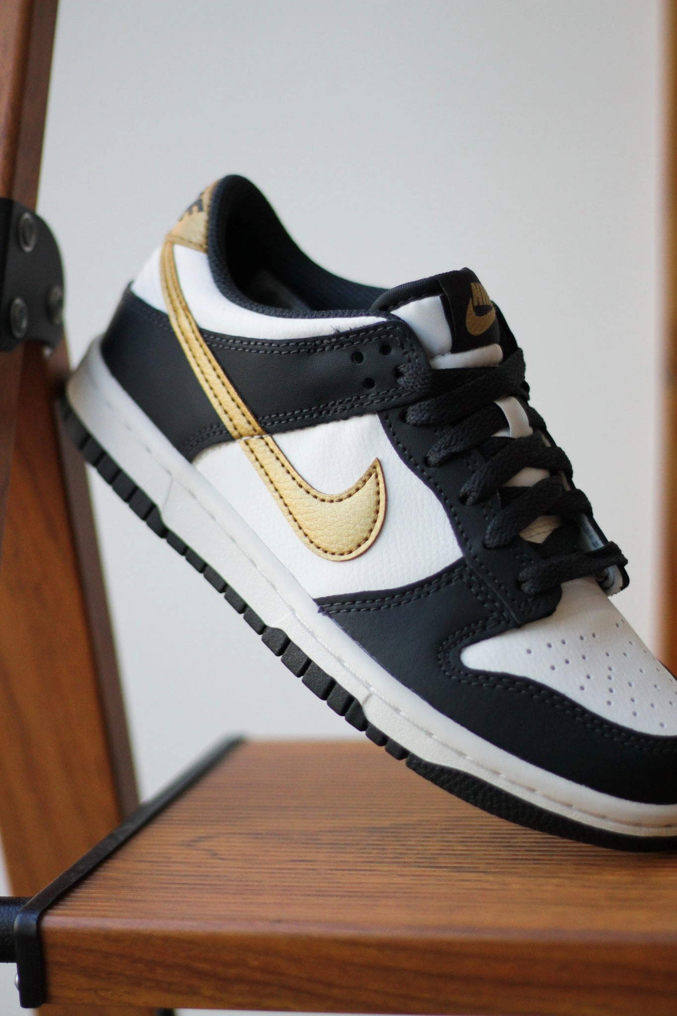DUNK LOW (GS) SUMMIT WHITE/METALLIC GOLD