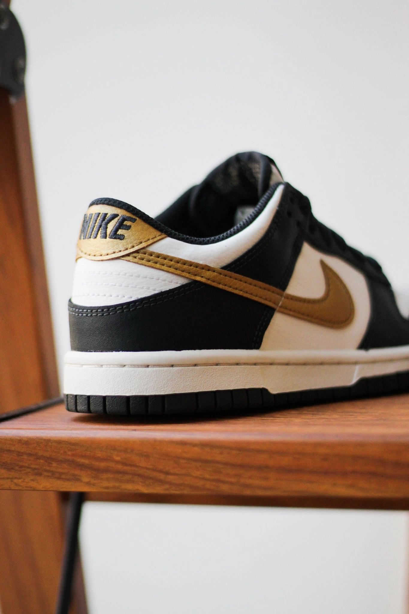 DUNK LOW (GS) SUMMIT WHITE/METALLIC GOLD
