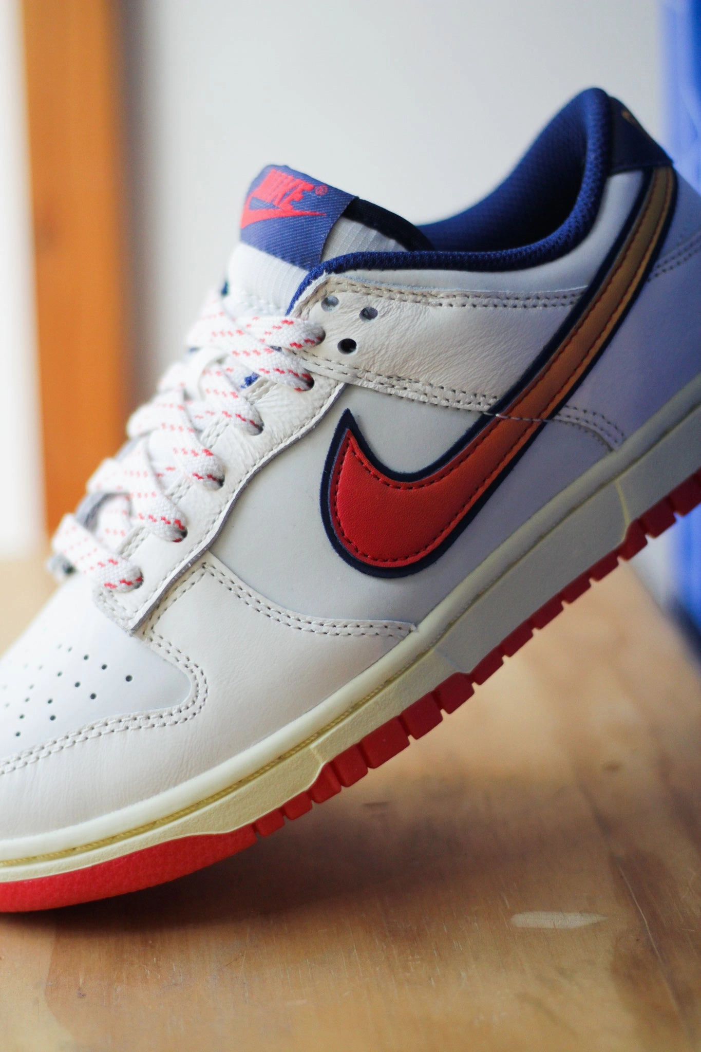 DUNK LOW PRM PALE IVORY/LT CRIMSON-SAIL
