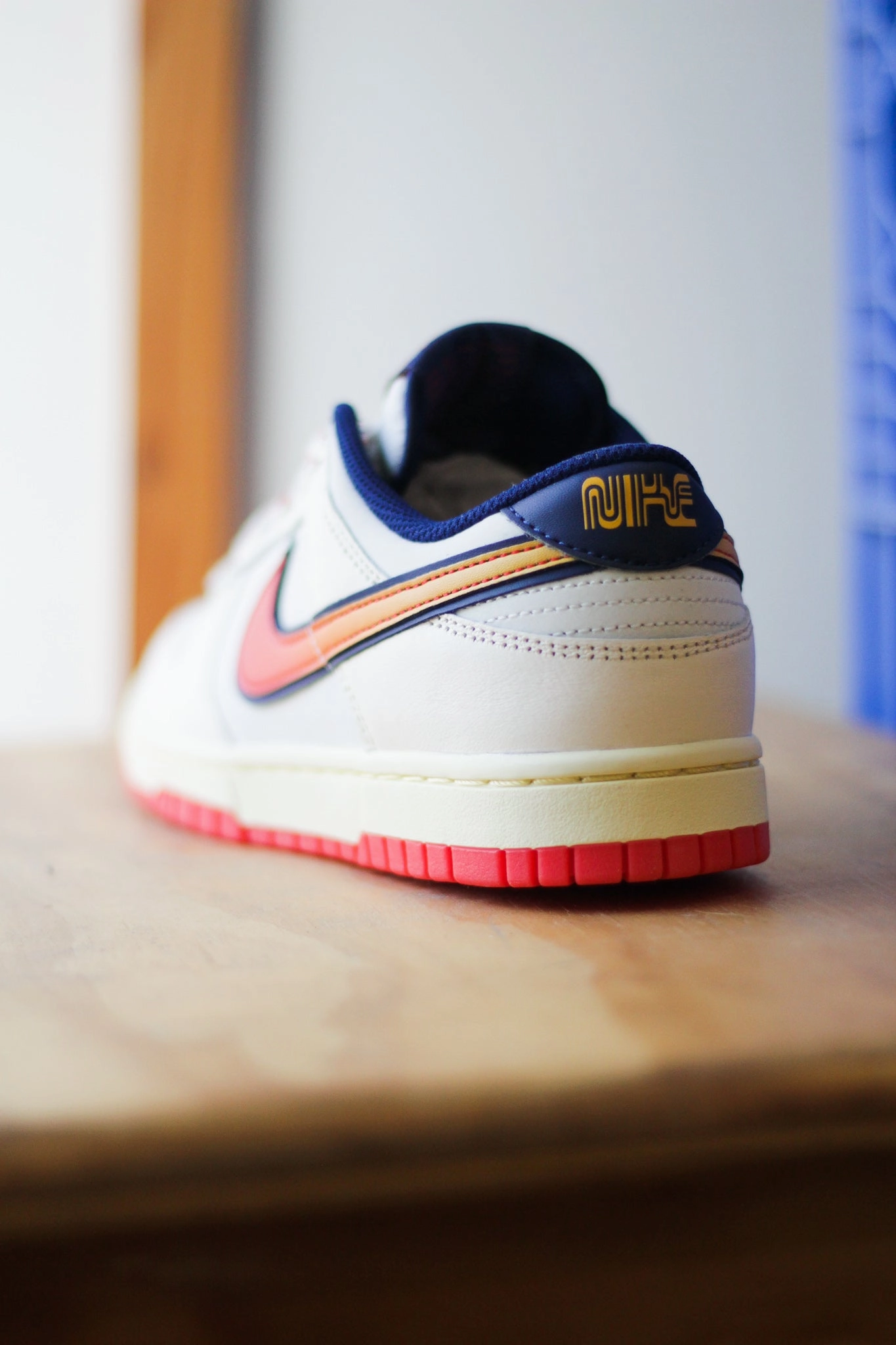 DUNK LOW PRM PALE IVORY/LT CRIMSON-SAIL