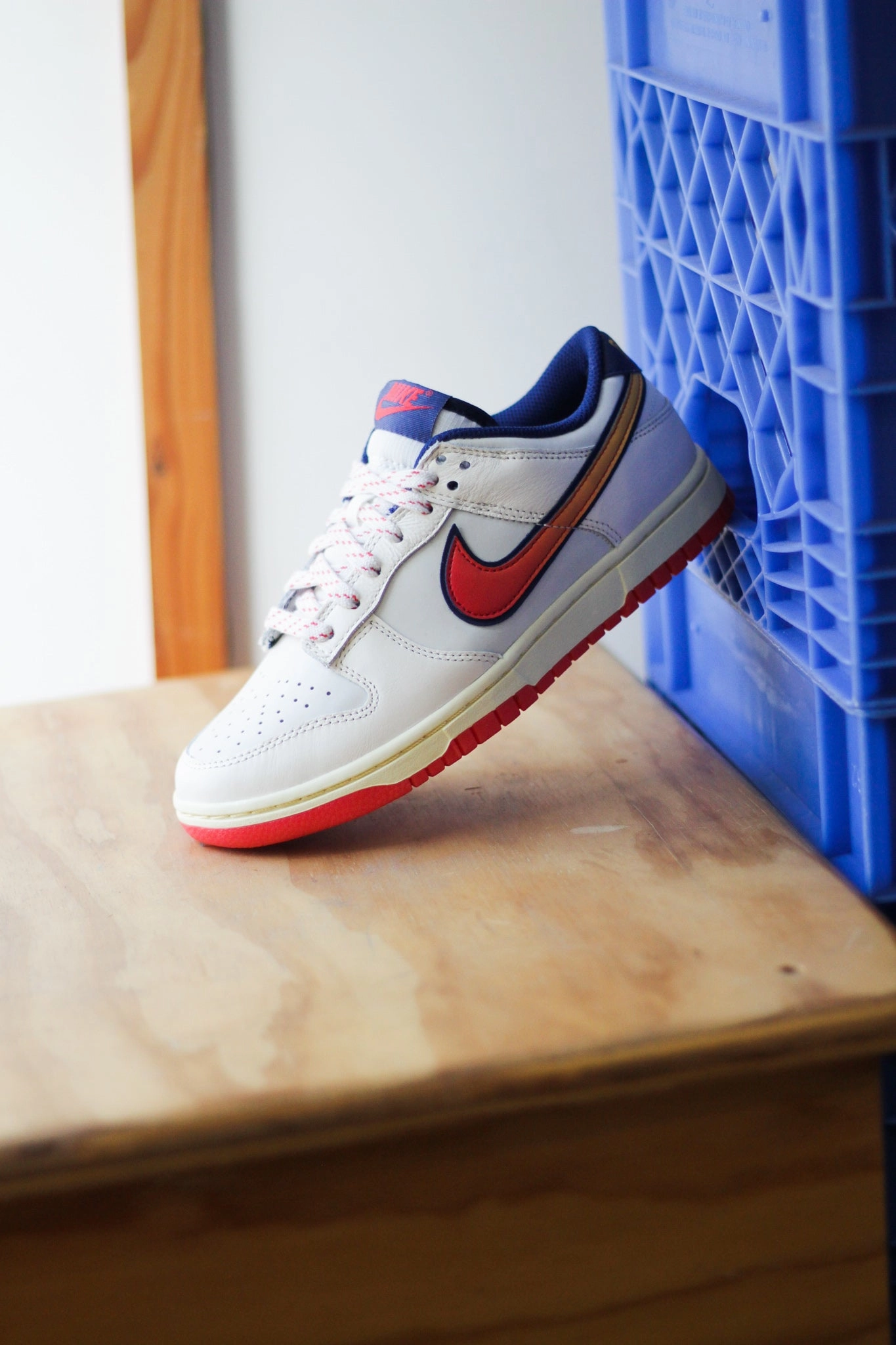 DUNK LOW PRM PALE IVORY/LT CRIMSON-SAIL
