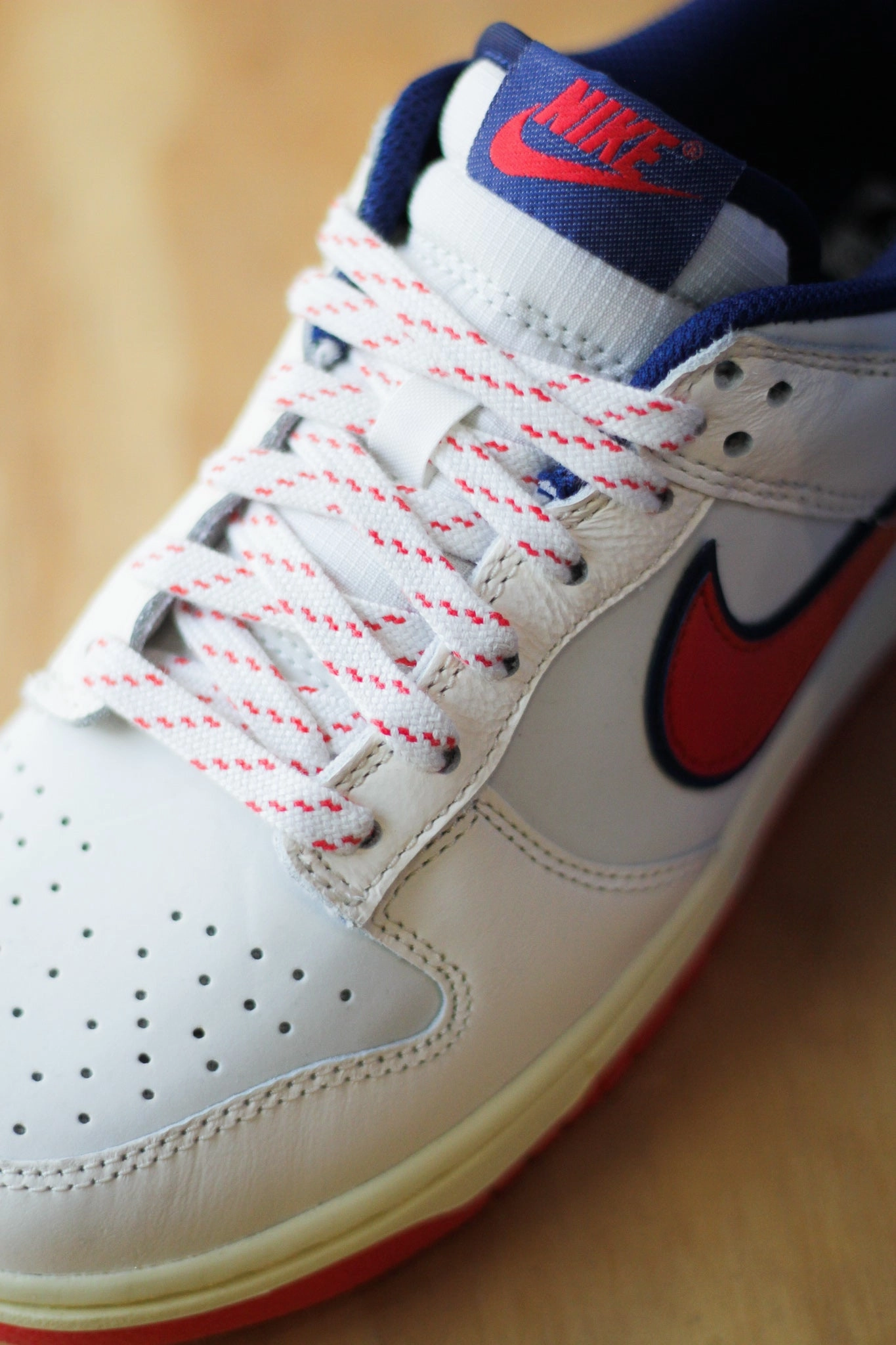 DUNK LOW PRM PALE IVORY/LT CRIMSON-SAIL