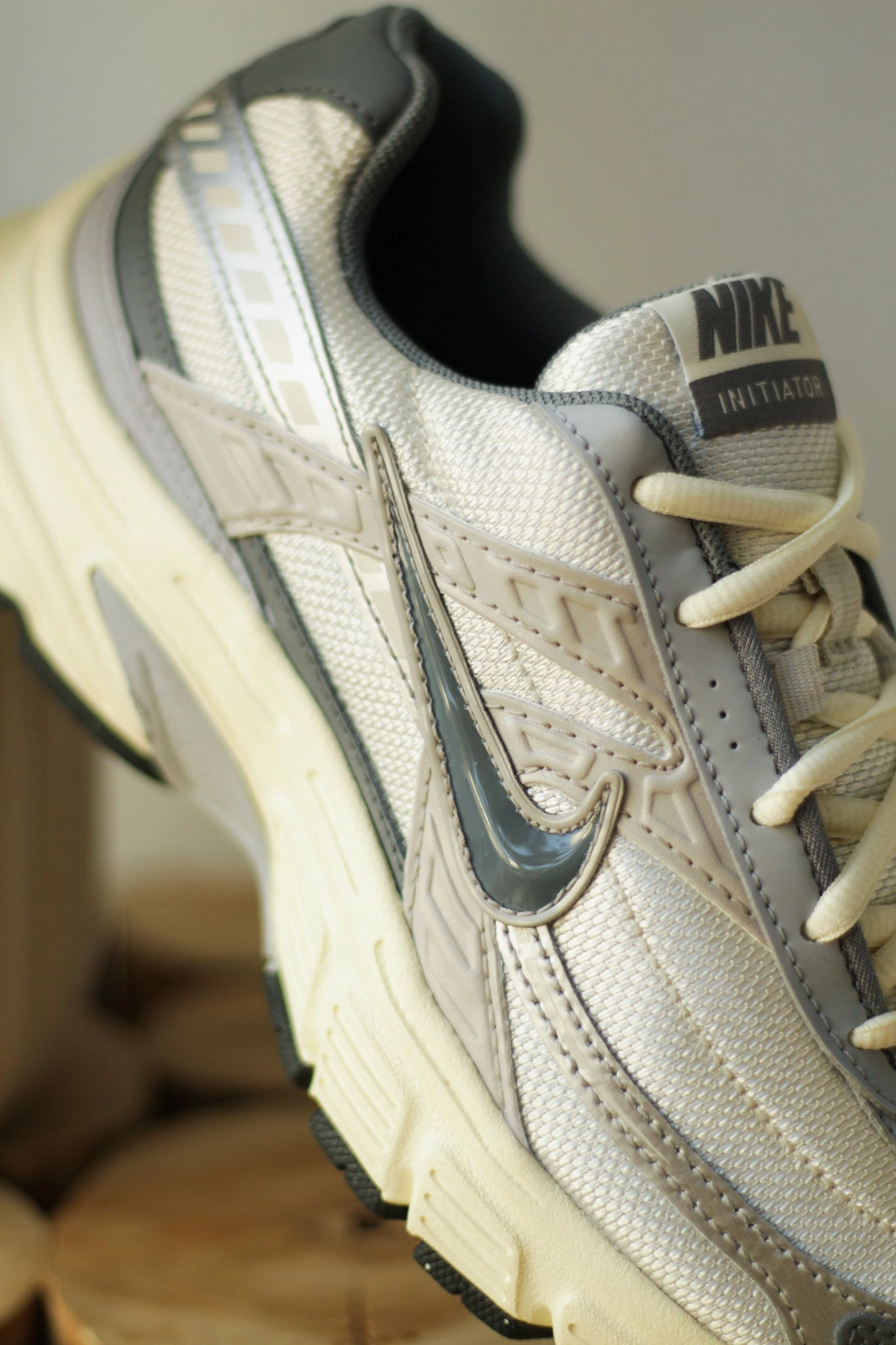 INITIATOR SMOKE GREY