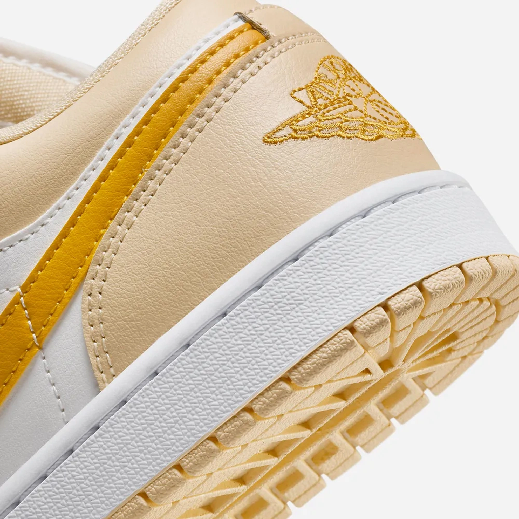 Jordan | AIR JORDAN 1 LOW  { SAIL/YELLOW OCHRE-PALE VANILLA-WHITE