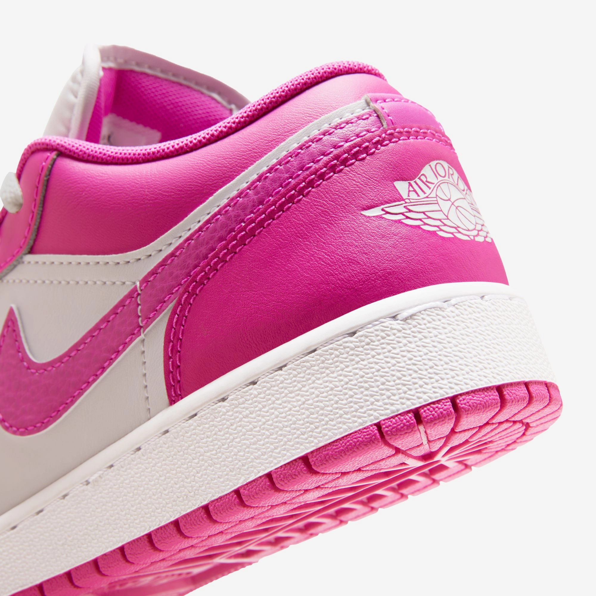 JORDAN | AIR JORDAN 1 LOW (GS) { FIRE PINK/IRIS WHISPER-WHITE