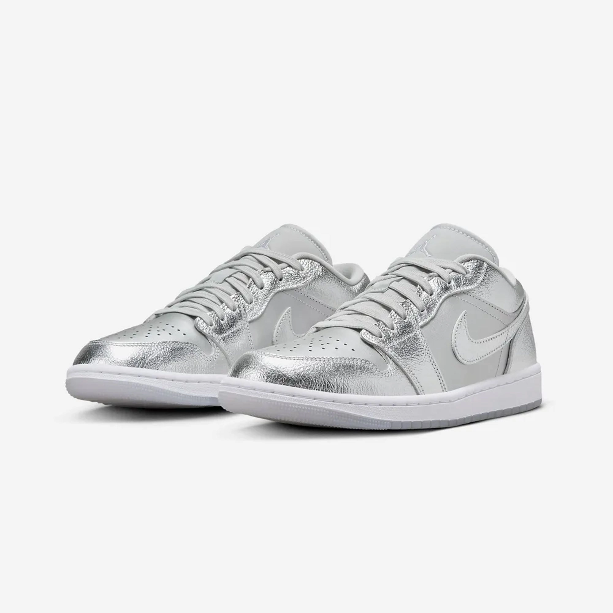 Jordan | AIR JORDAN 1 LOW SE  { METALLIC SILVER/PHOTON DUST-WOLF GREY