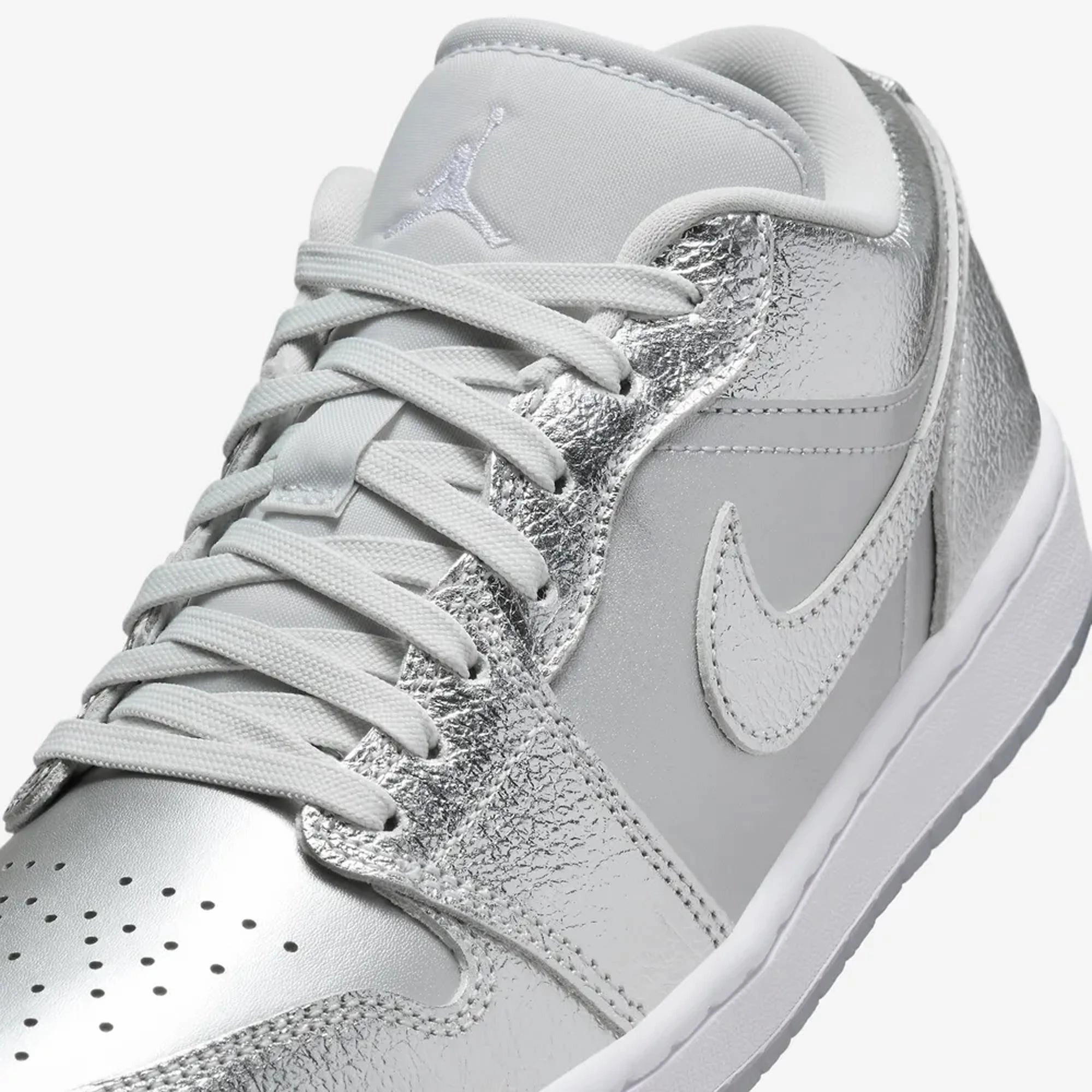 Jordan | AIR JORDAN 1 LOW SE  { METALLIC SILVER/PHOTON DUST-WOLF GREY