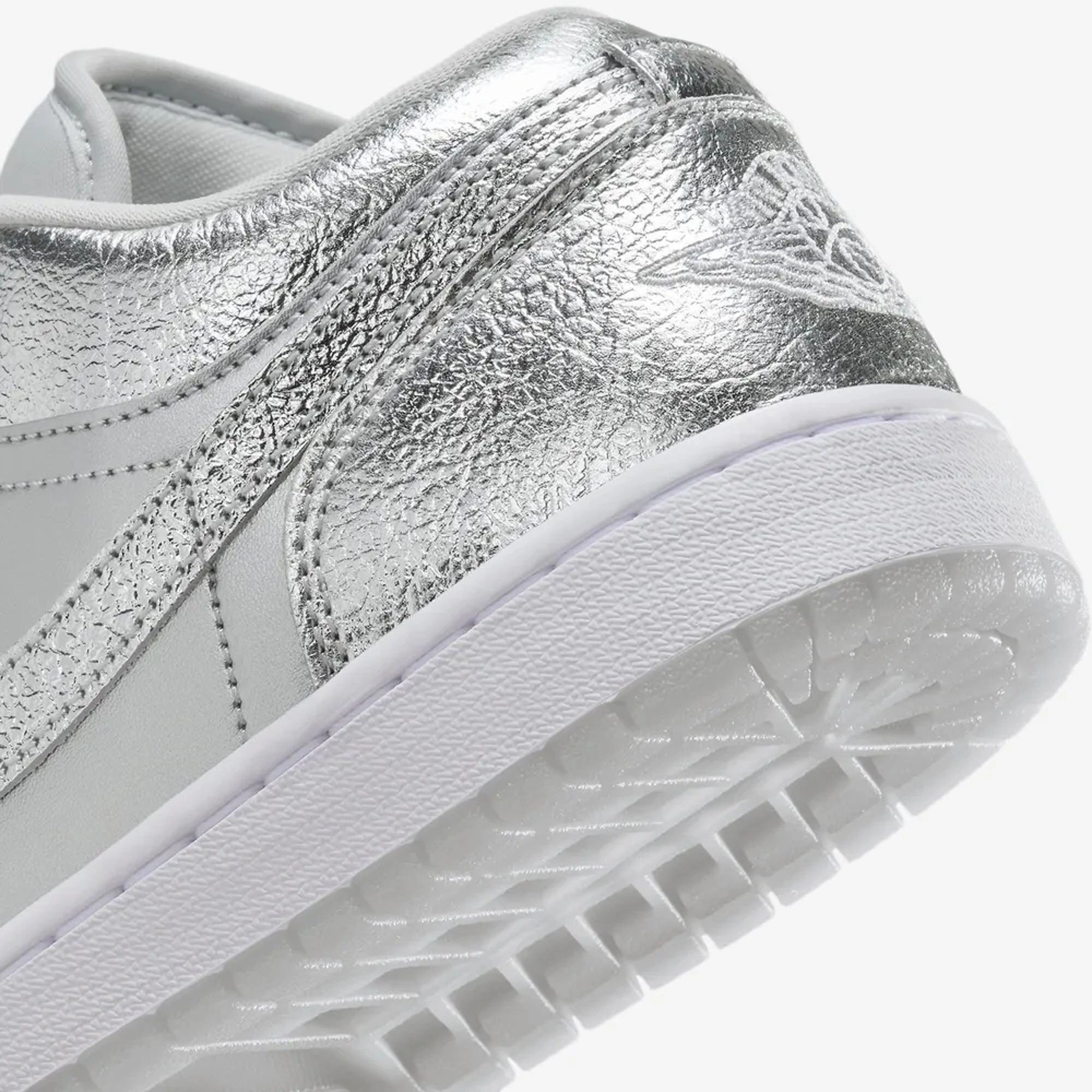 Jordan | AIR JORDAN 1 LOW SE  { METALLIC SILVER/PHOTON DUST-WOLF GREY