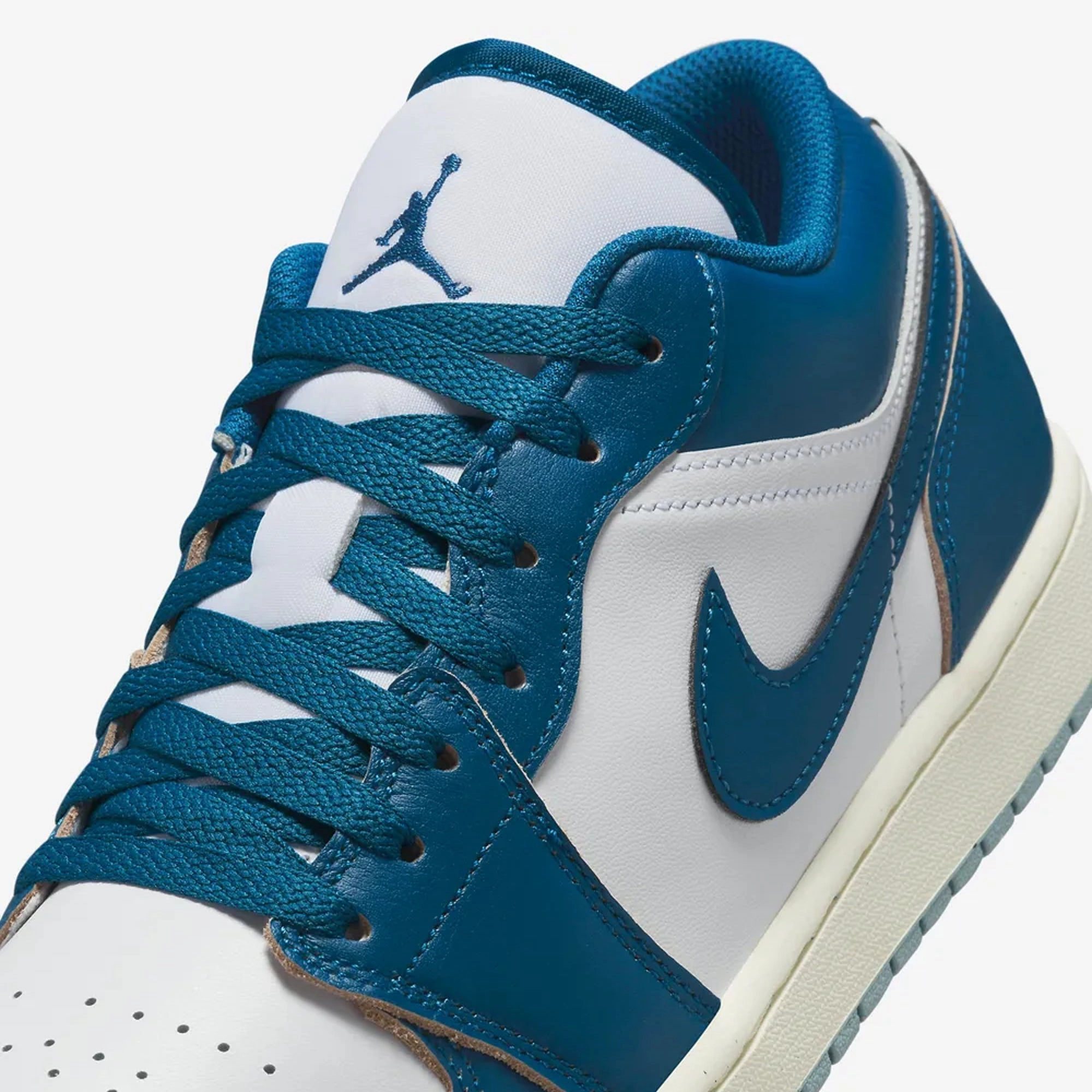 Jordan | AIR JORDAN 1 LOW SE  { WHITE/INDUSTRIAL BLUE-BLUE GREY-SAIL