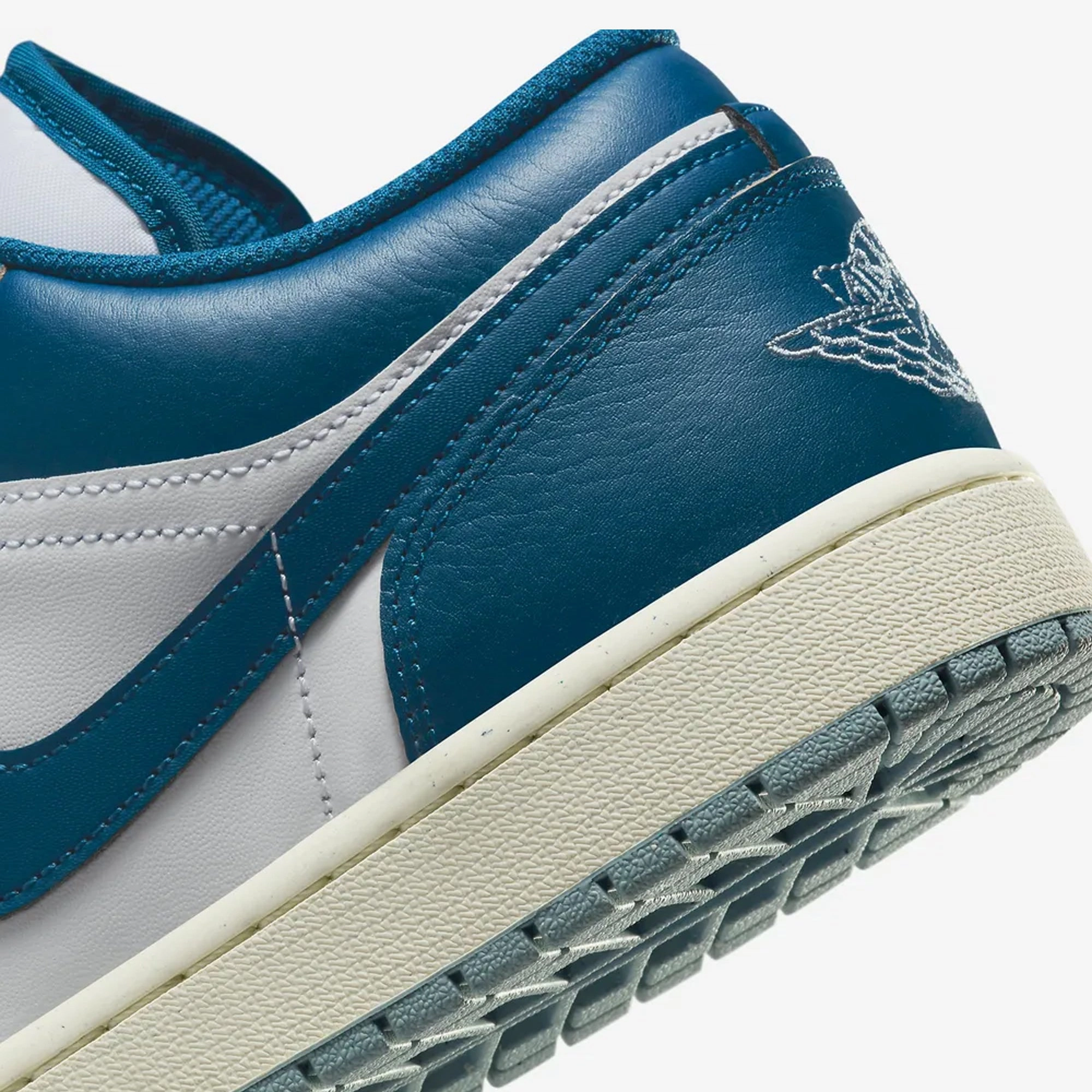Jordan | AIR JORDAN 1 LOW SE  { WHITE/INDUSTRIAL BLUE-BLUE GREY-SAIL