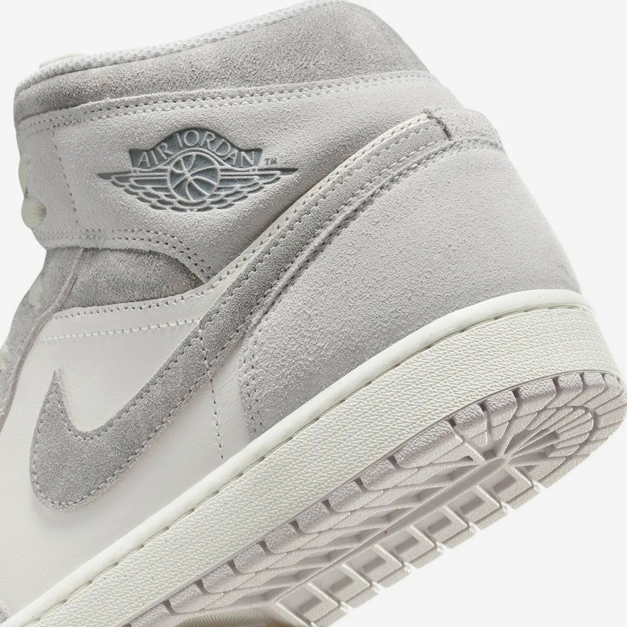 JORDAN | AIR JORDAN 1 MID SE { NEUTRAL GREY/SMOKE GREY-SAIL