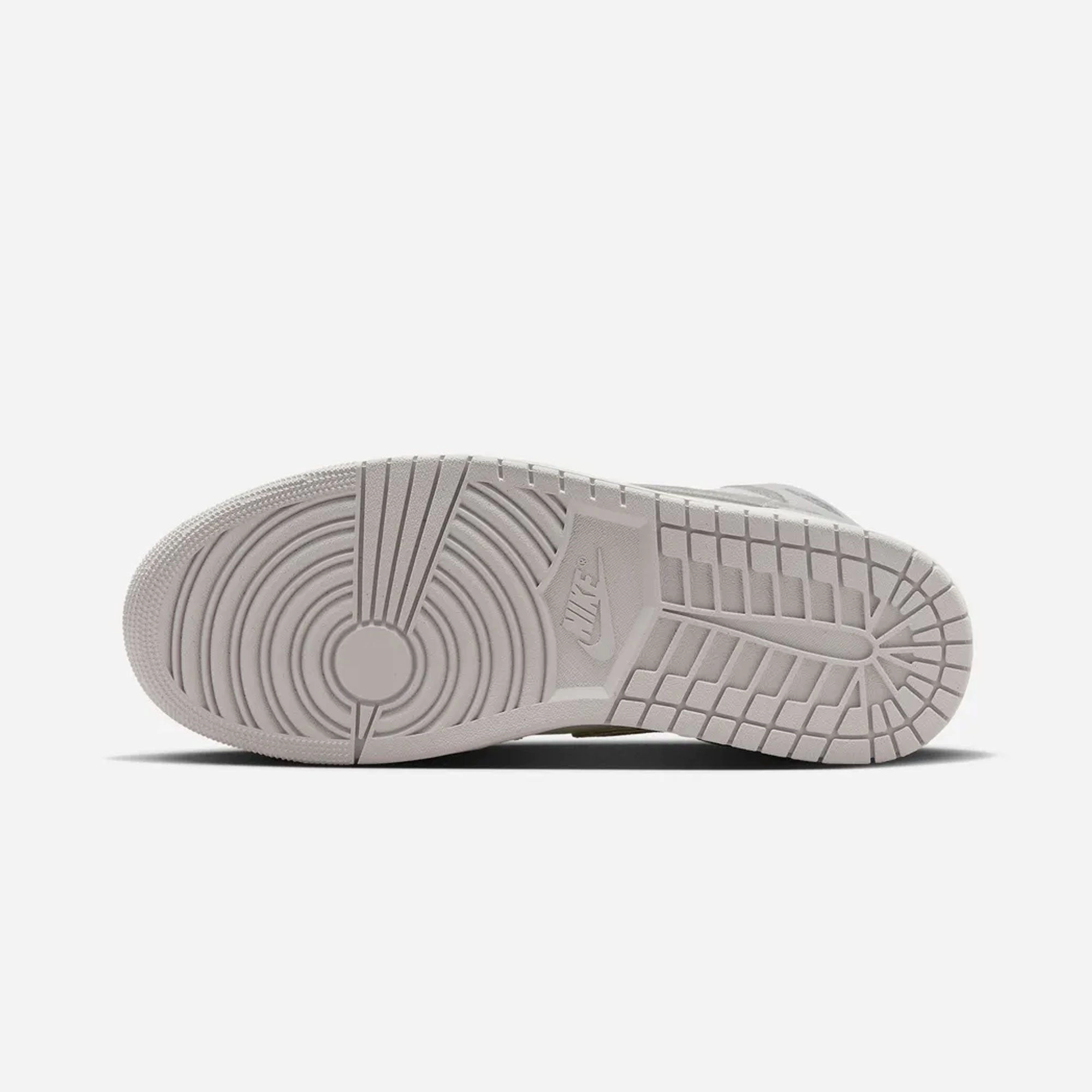 JORDAN | AIR JORDAN 1 MID SE { NEUTRAL GREY/SMOKE GREY-SAIL