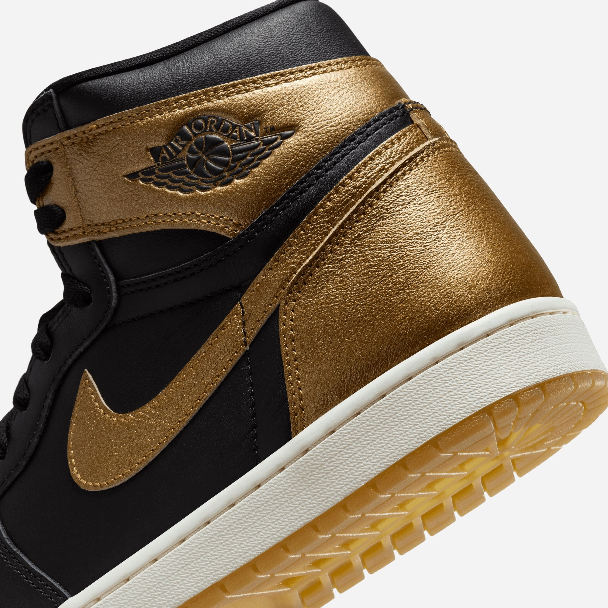 JORDAN | AIR JORDAN 1 RETRO HIGH OG { BLACK/GOLD