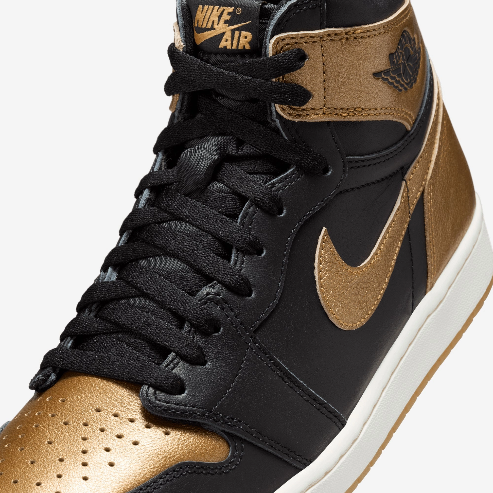 JORDAN | AIR JORDAN 1 RETRO HIGH OG { BLACK/GOLD
