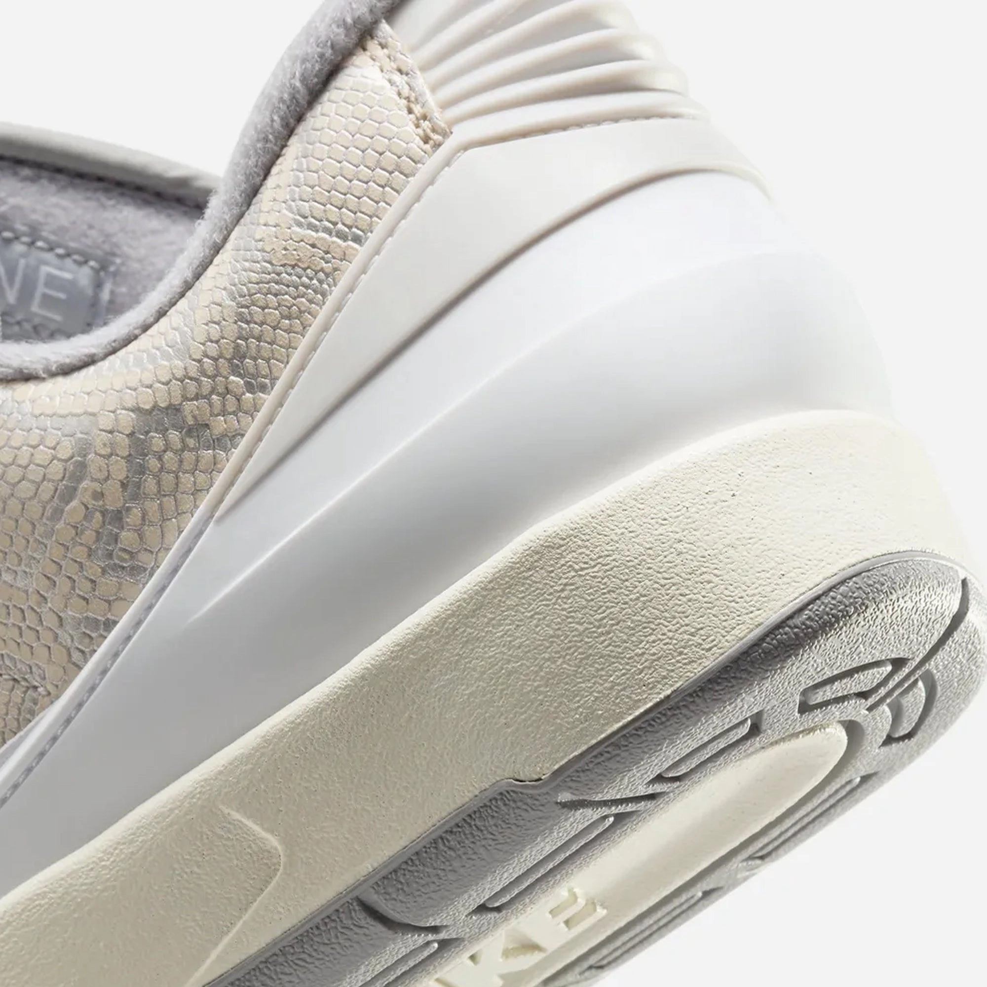 Jordan | AIR JORDAN 2 RETRO LOW  { WHITE/CEMENT GREY-SANDDRIFT-NEUTRAL GREY