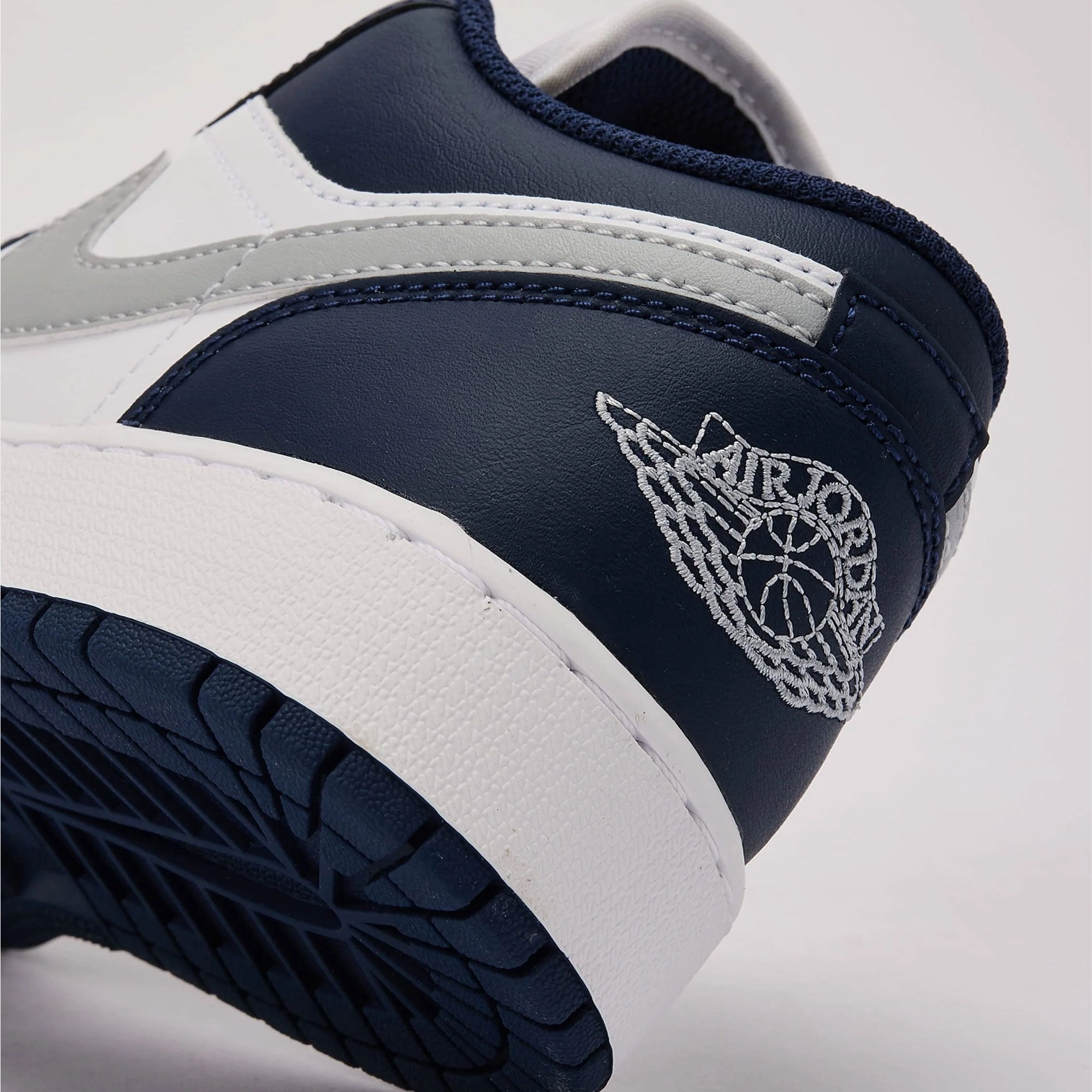 JORDAN | AIR JORDAN LOW 1 LOW (GS) { WHITE/WOLF GREY-MIDNIGHT NAVY