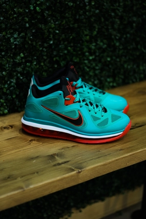 LEBRON IX LOW REVERSE LIVERPOOL