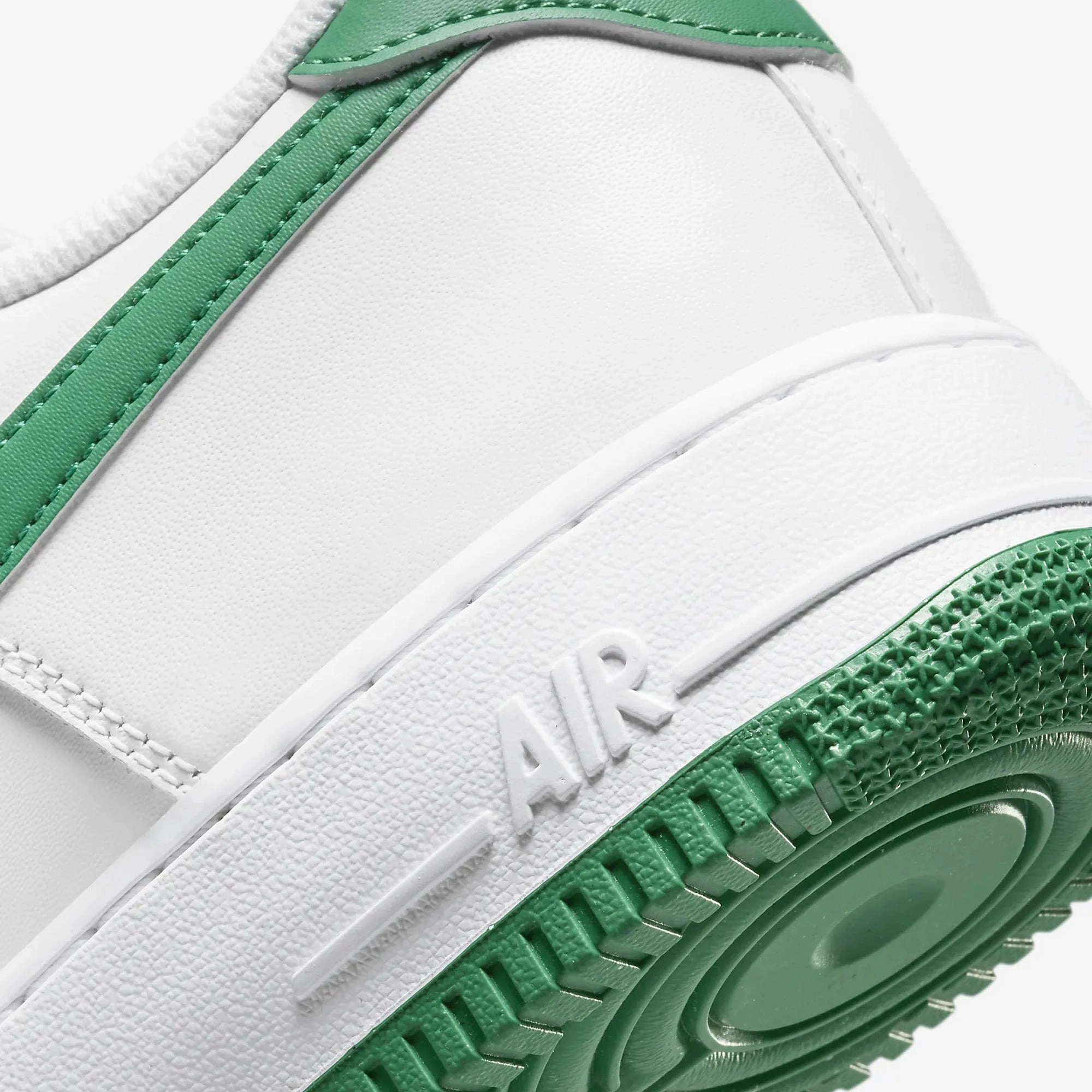 Nike | AIR FORCE 1 '07 { WHITE/MALACHITE-WHITE