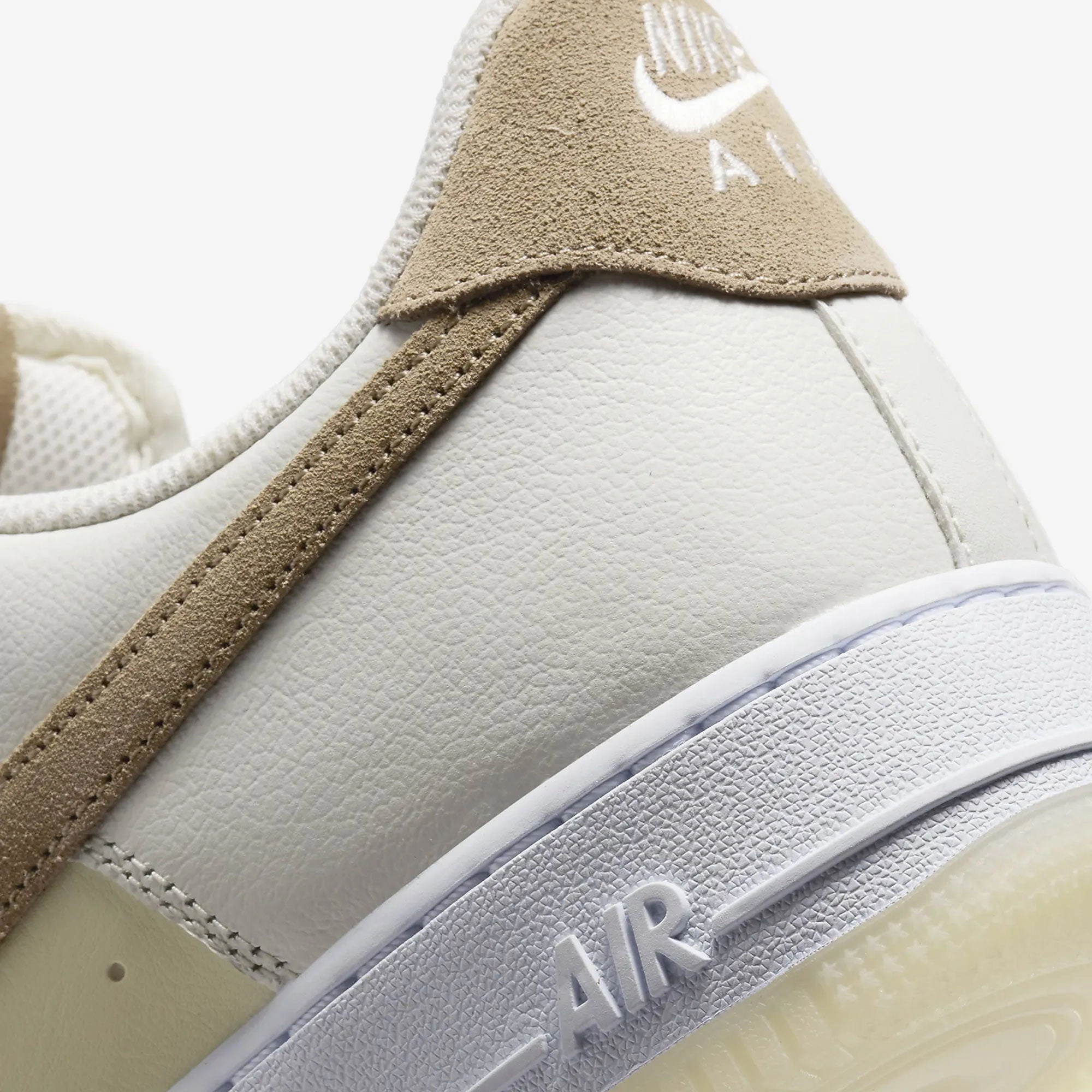 Nike | AIR FORCE 1 '07 LV8 { SAIL/KHAKI-COCONUT MILK-WHITE