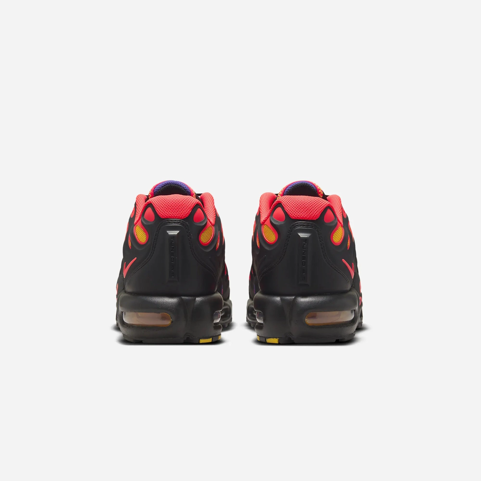 Nike | AIR MAX PLUS DRIFT  { BLACK/BRIGHT CRIMSON-FIELD PURPLE