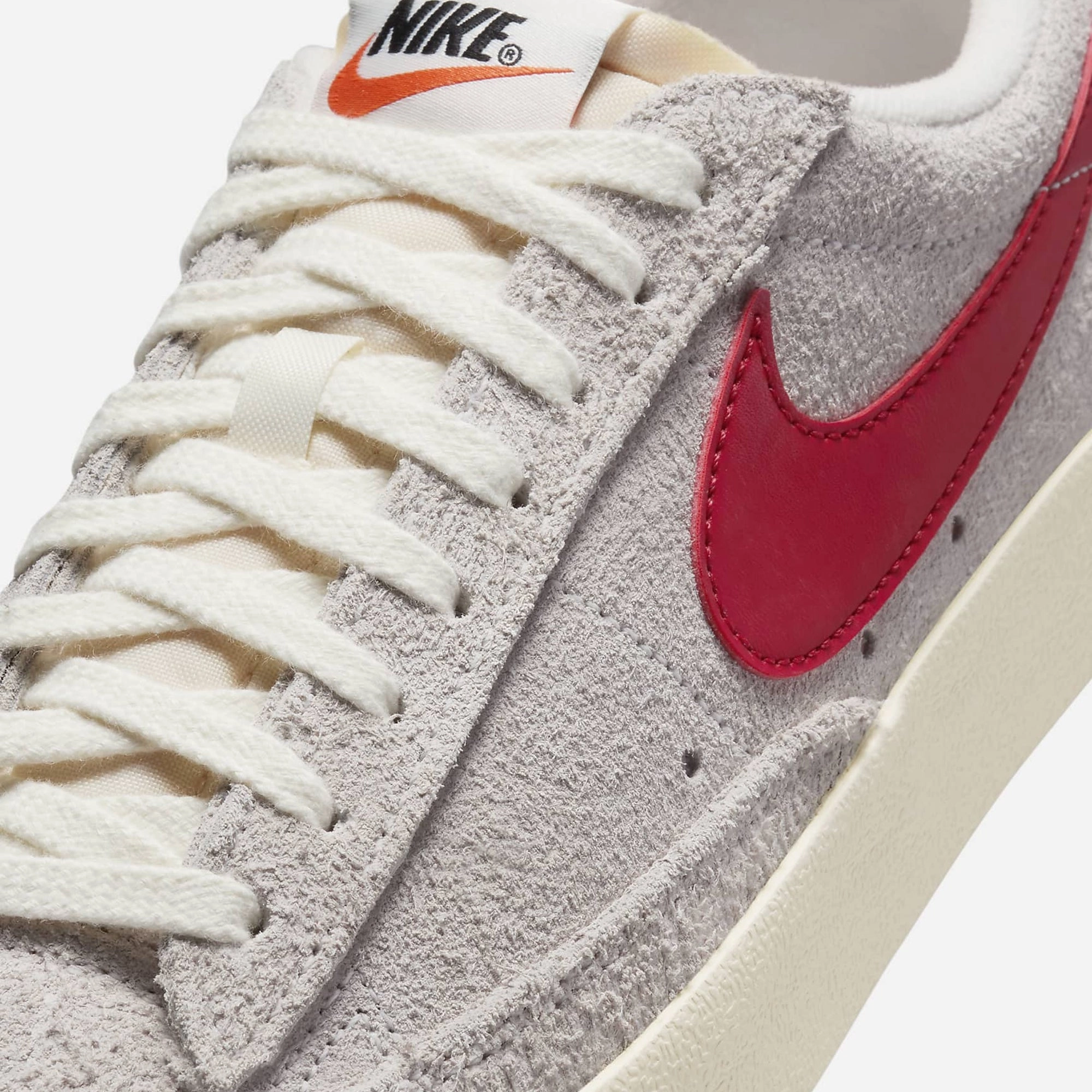 Nike | BLAZER LOW '77 VINTAGE { SUMMIT WHITE/GYM RED-SAIL-COCONUT MILK