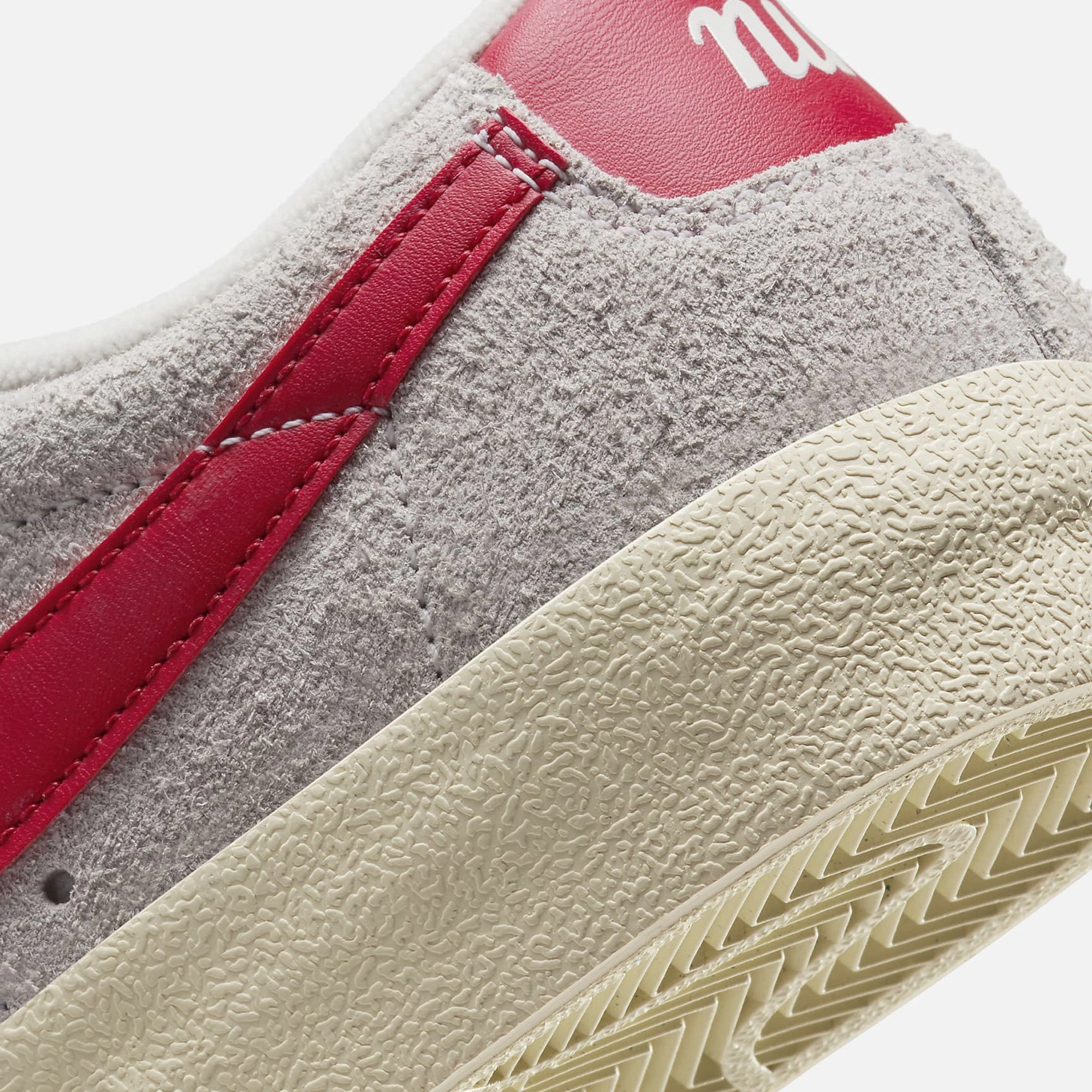 Nike | BLAZER LOW '77 VINTAGE { SUMMIT WHITE/GYM RED-SAIL-COCONUT MILK