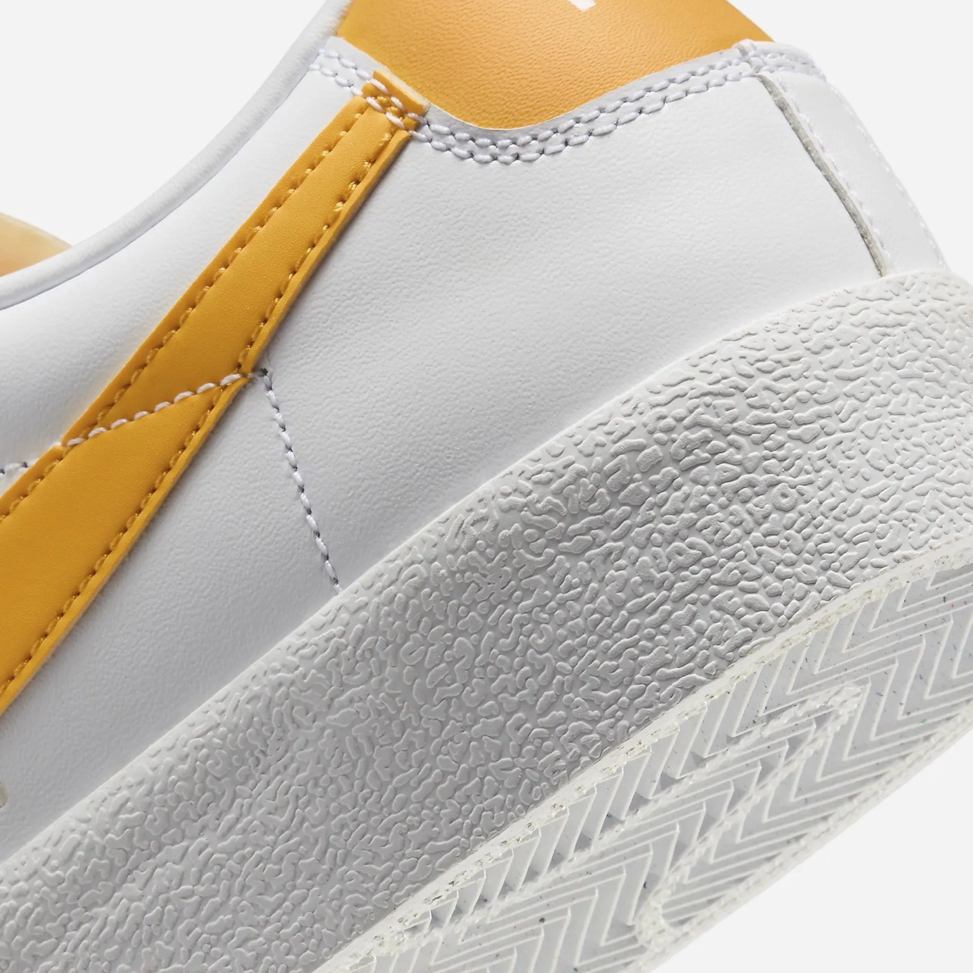 Nike | BLAZER LOW '77 VINTAGE { WHITE/UNIVERSITY GOLD-PHANTOM