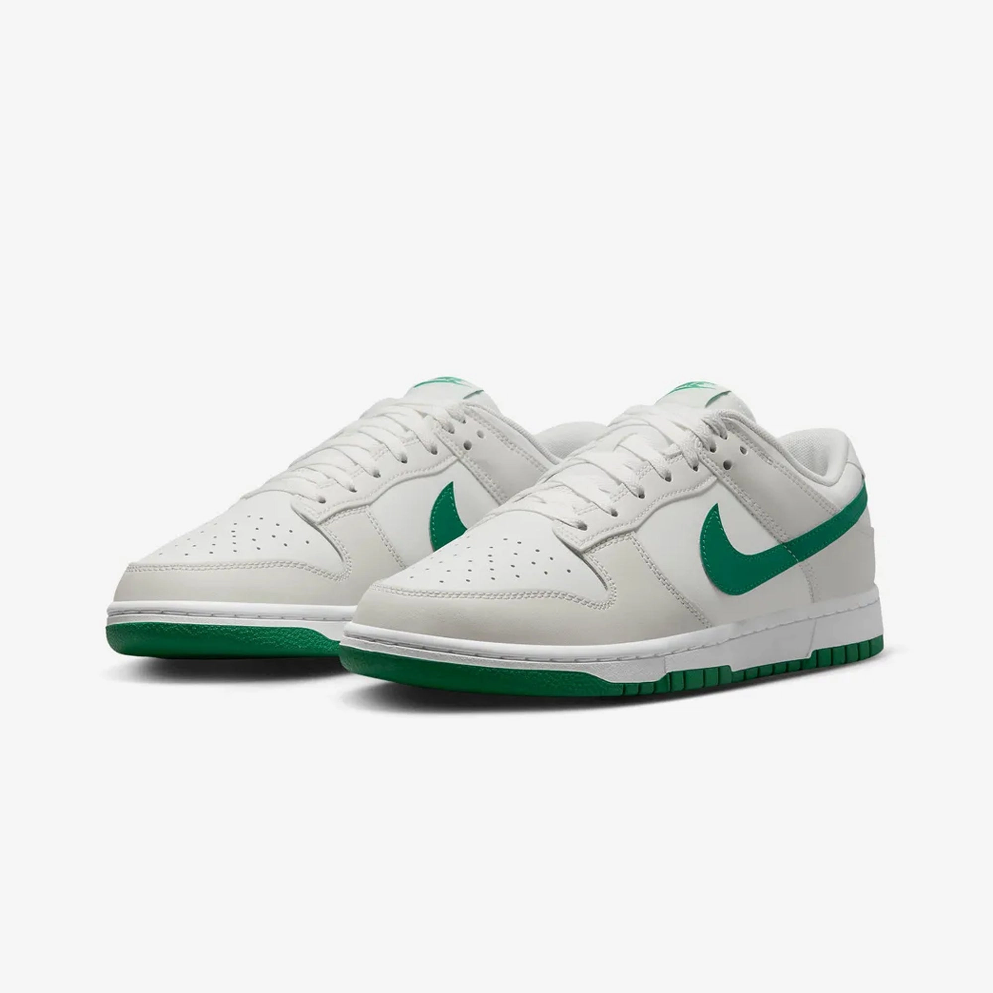 Nike | DUNK LOW RETRO  { SUMMIT WHITE/MALACHITE-PLATINUM TINT