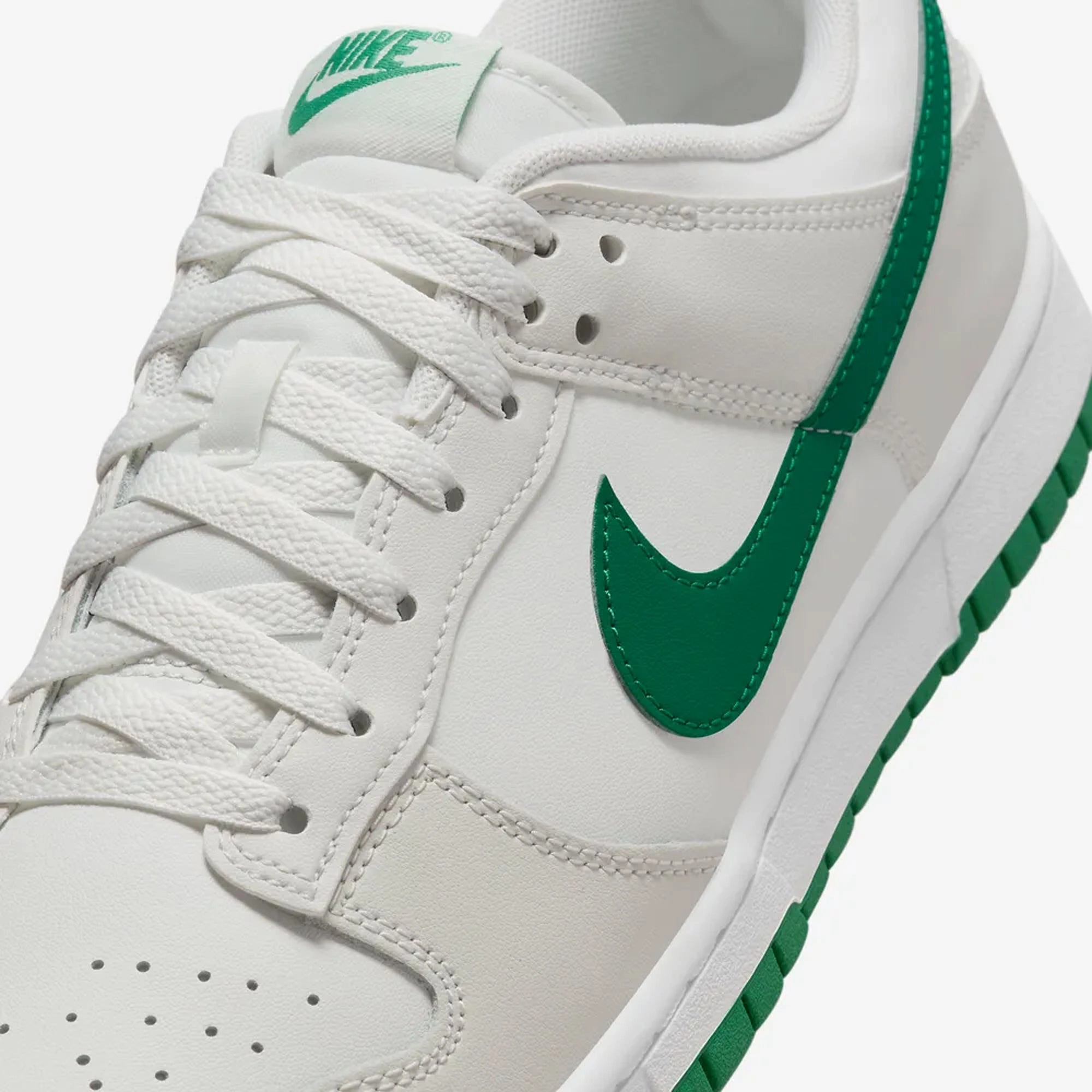 Nike | DUNK LOW RETRO  { SUMMIT WHITE/MALACHITE-PLATINUM TINT