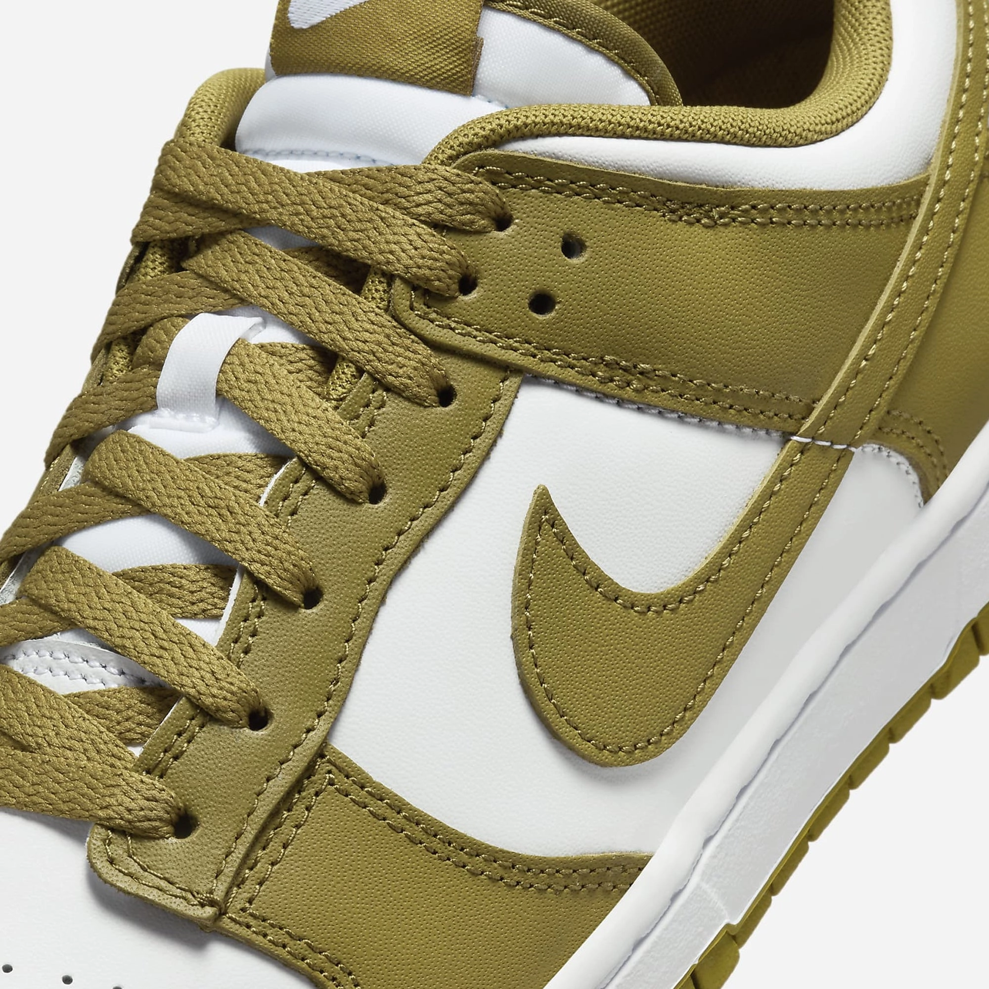 Nike | DUNK LOW RETRO  { WHITE/PACIFIC MOSS