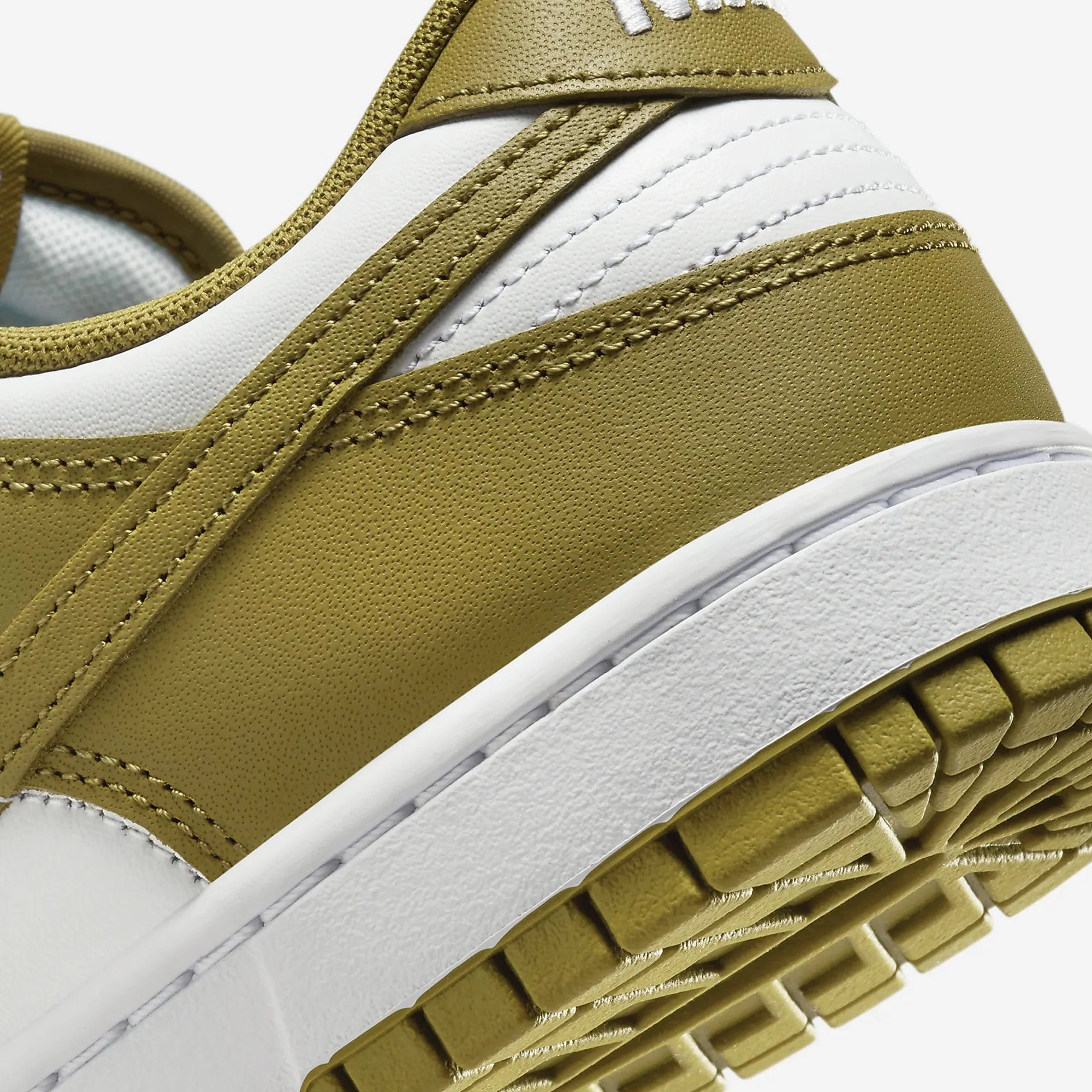 Nike | DUNK LOW RETRO  { WHITE/PACIFIC MOSS