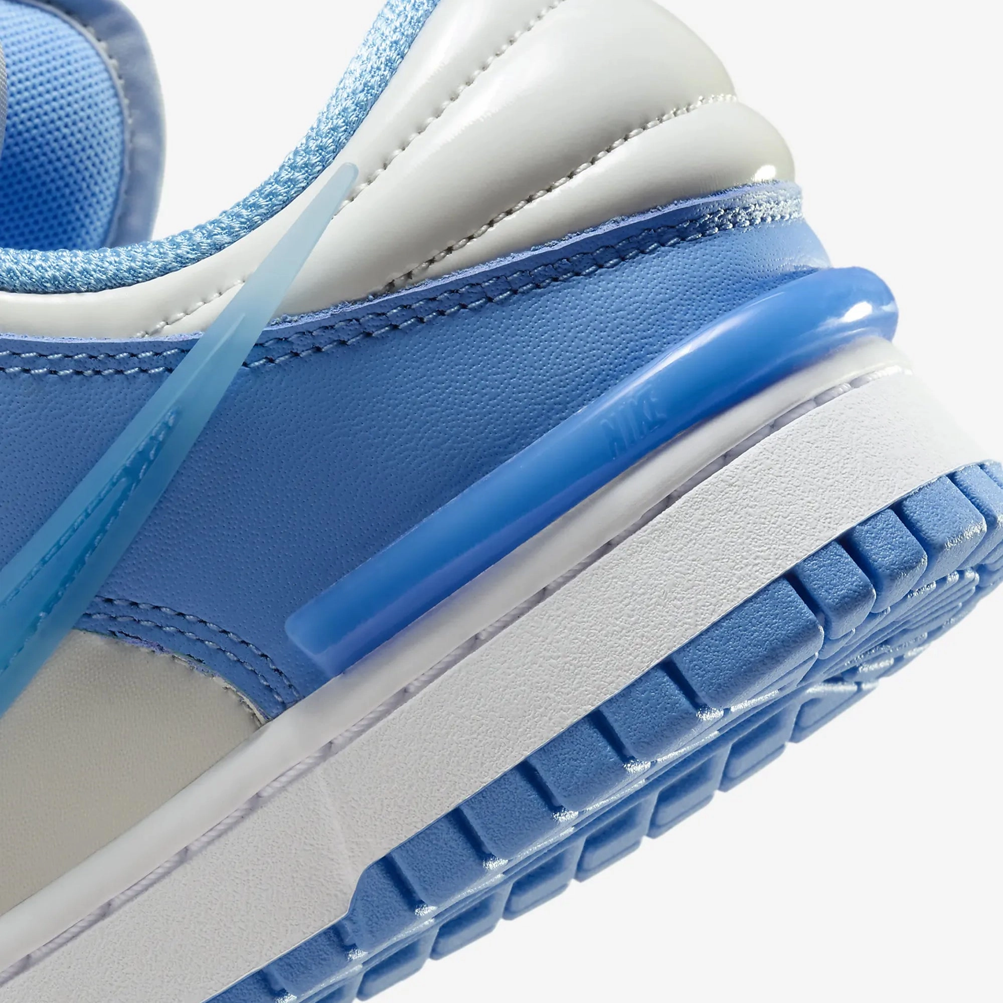 Nike | DUNK LOW TWIST  { PHOTON DUST/UNIVERSITY BLUE-WHITE