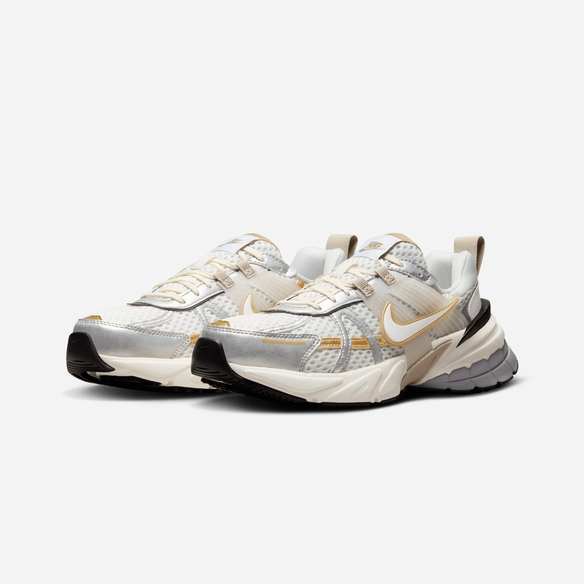 NIKE | V2K RUN { WHITE/WHITE-KHAKI-METALLIC SILVER