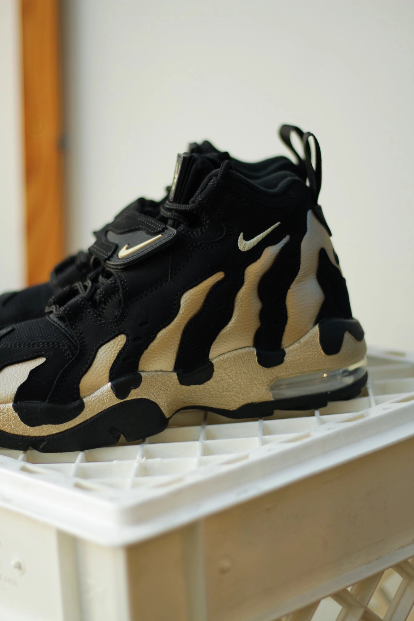 NIKE AIR DT MAX '96 BLACK/VEGAS GOLD